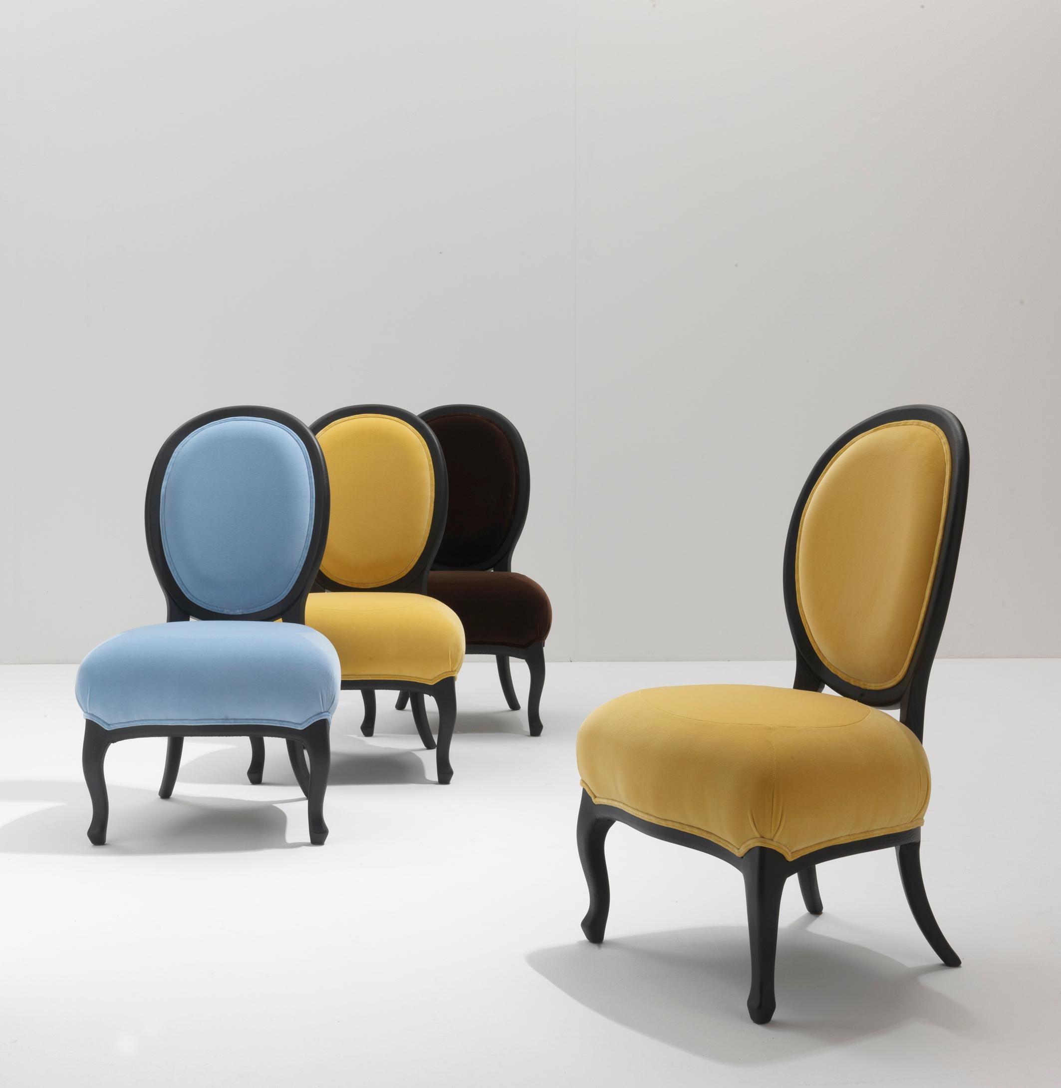 Der perfekte Stuhl für Esstische und Schreibtische ist Rubens, ein von Nigel Coates entworfenes Produkt.

Inspiriert vom klassischen Wohnzimmersessel, wird Rubens dank seiner matten Nussbaumoberfläche und der schillernden Stoffe, die gepolsterten