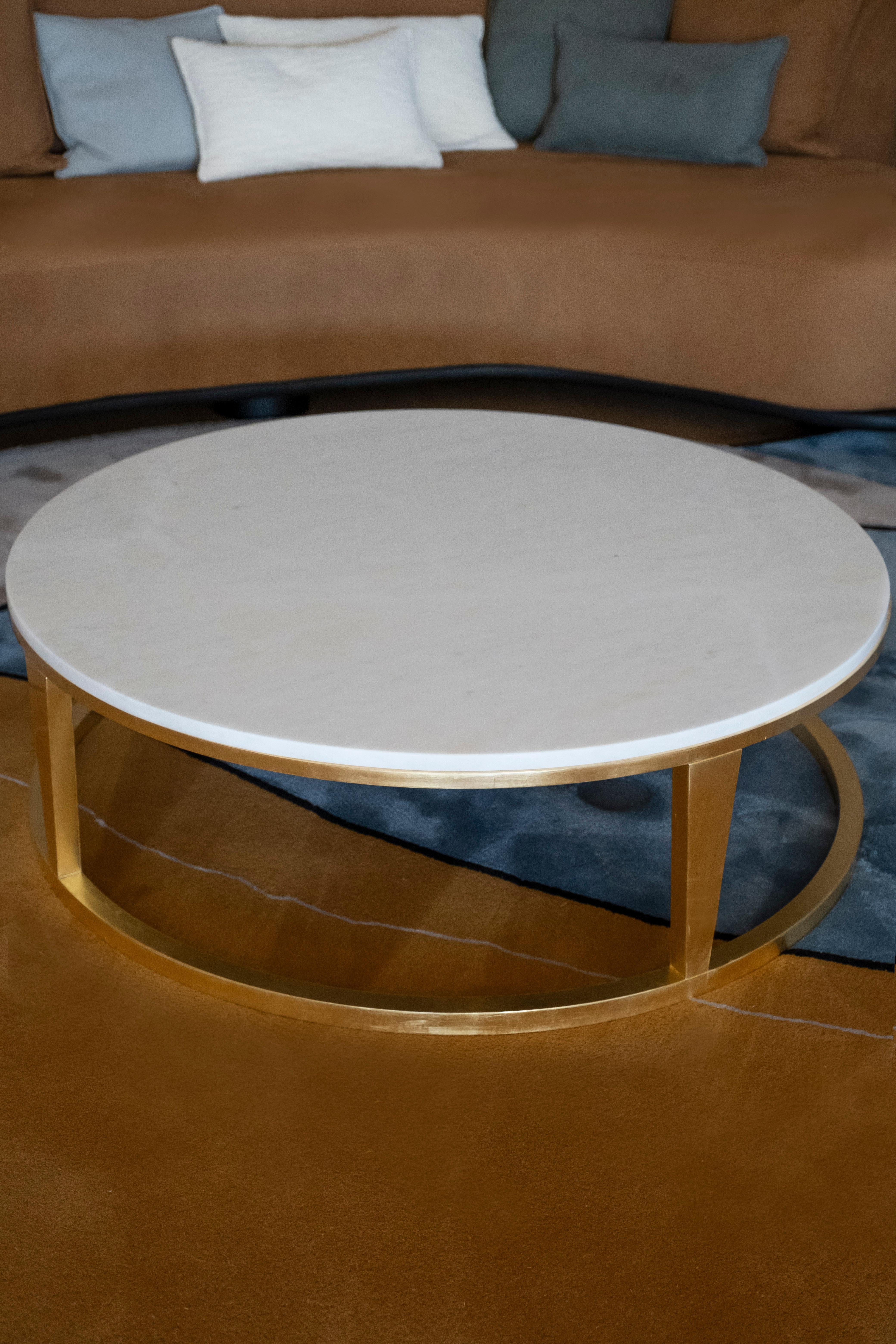 Rubi coffee table, Modern Collection, Handcrafted in Portugal - Europe by GF Modern.

Like a startling ruby ring, our magnificent Rubi side table represents the dawn of a new modern era. The contrast between the Calacatta Bianco stone texture on