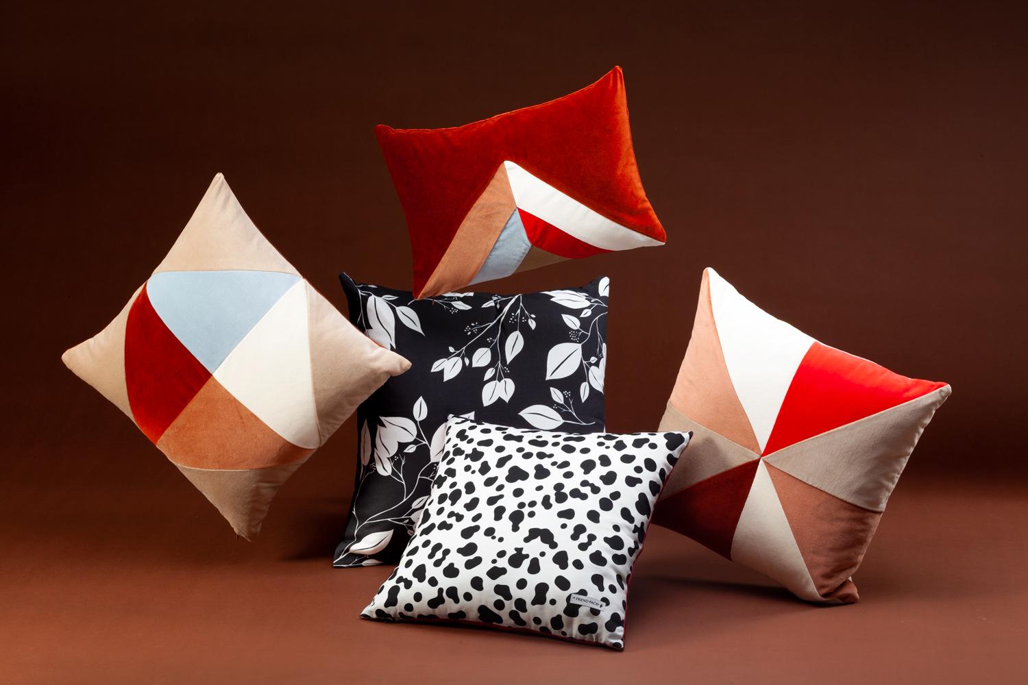 Cojín decorativo de terciopelo de lujo hecho a mano Rubí Tierra Moderno en venta