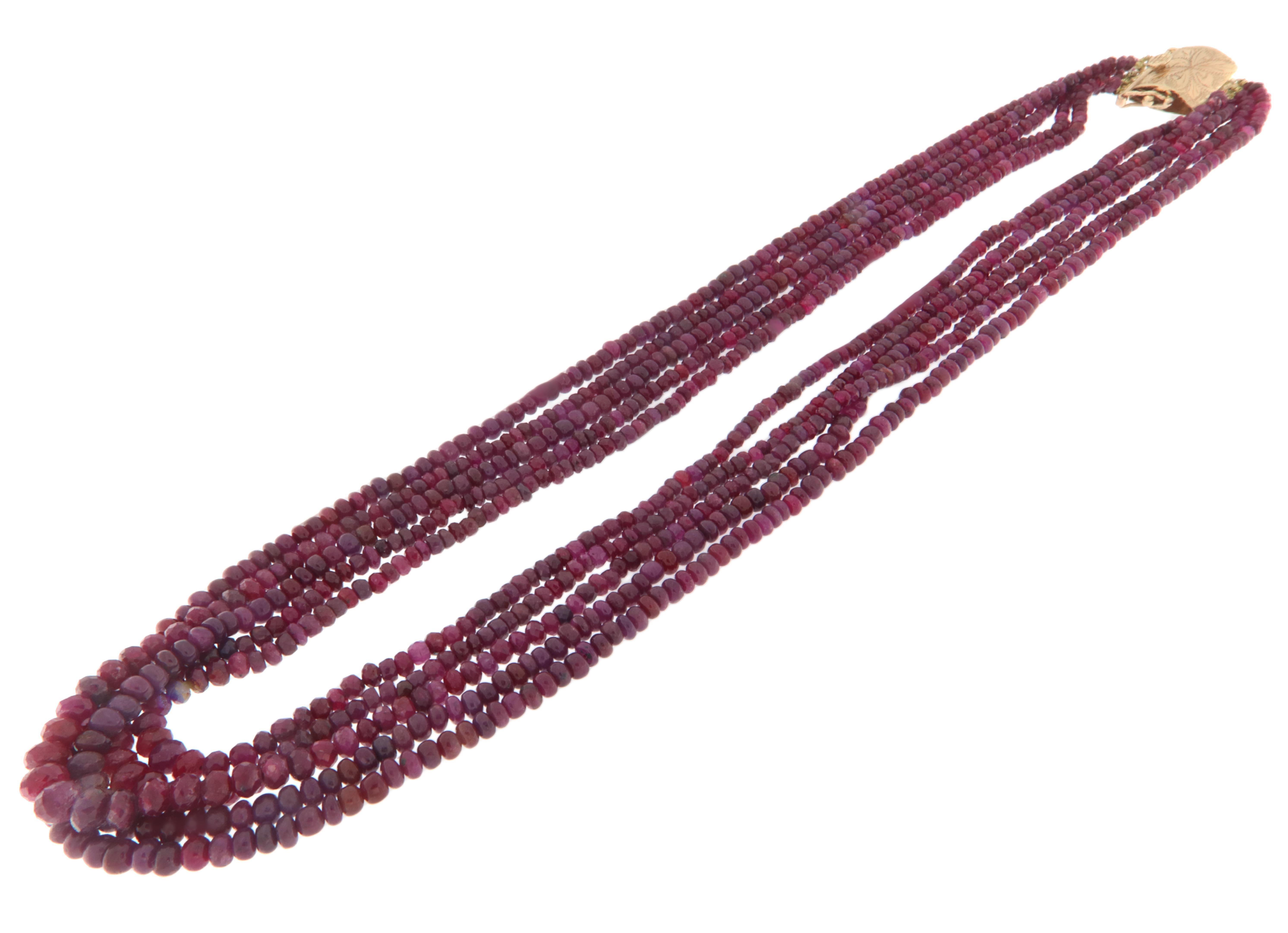 Elegante collana di rubini a 5 fili con chiusura in oro giallo 14 carati.

Questa splendida collana è una vera e propria testimonianza di eleganza senza tempo e di raffinata artigianalità. Composto da cinque fili di rubini naturali accuratamente