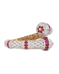 Bracelet manchette en or jaune et blanc 18 carats avec rubis et diamants.