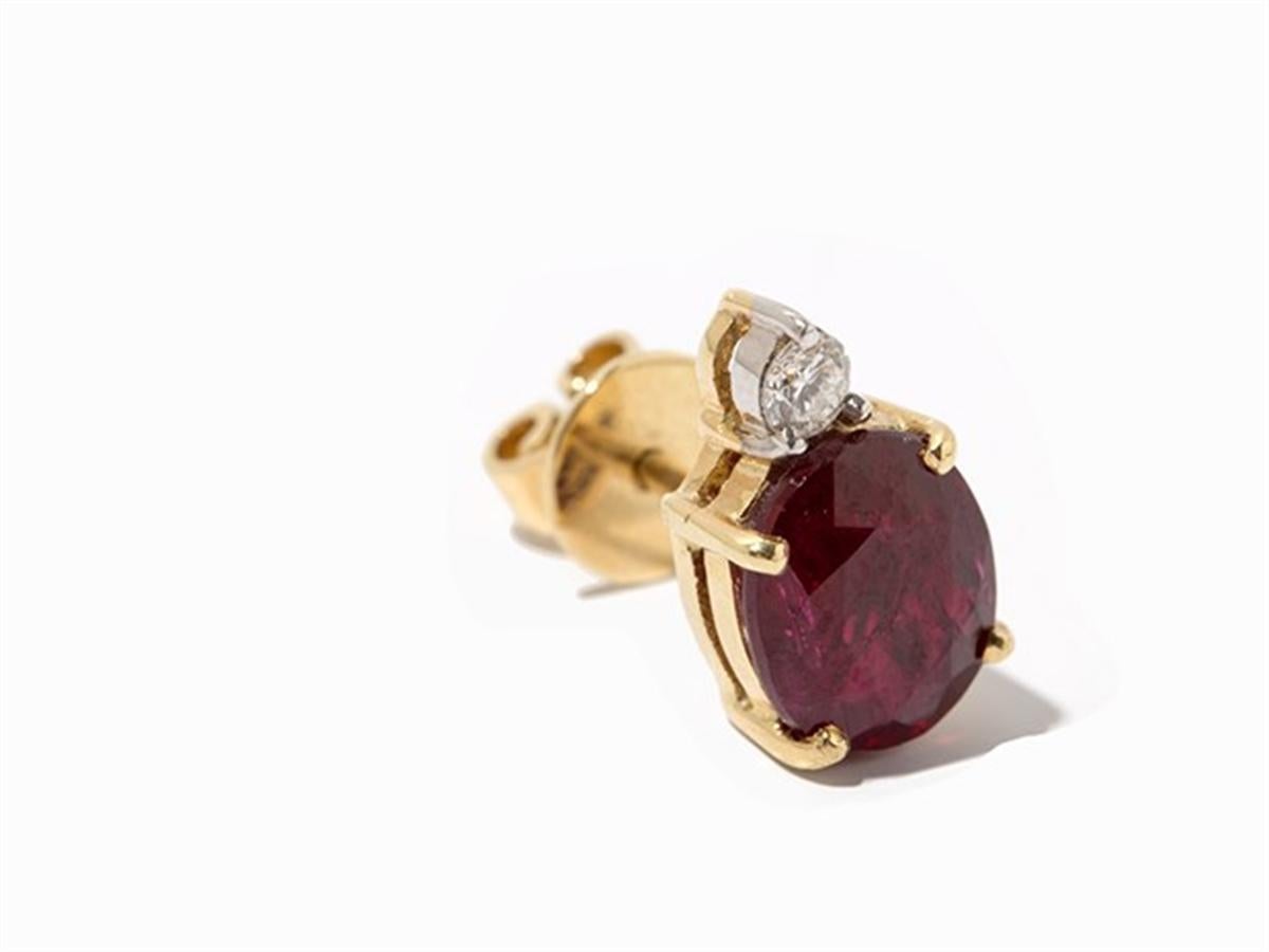 - Description of the
- 750 Yellow gold
- Je punched with fineness
- 2 fine rubies, oval, faceted, total ca. 4,37 ct, some growth lines
- 2 diamonds, total approx. 0.15 ct.
- Dimensions: 1,2 x 0,7 x 1,8 cm
- Total weight: approx. 3.8 g
- Filigree ear