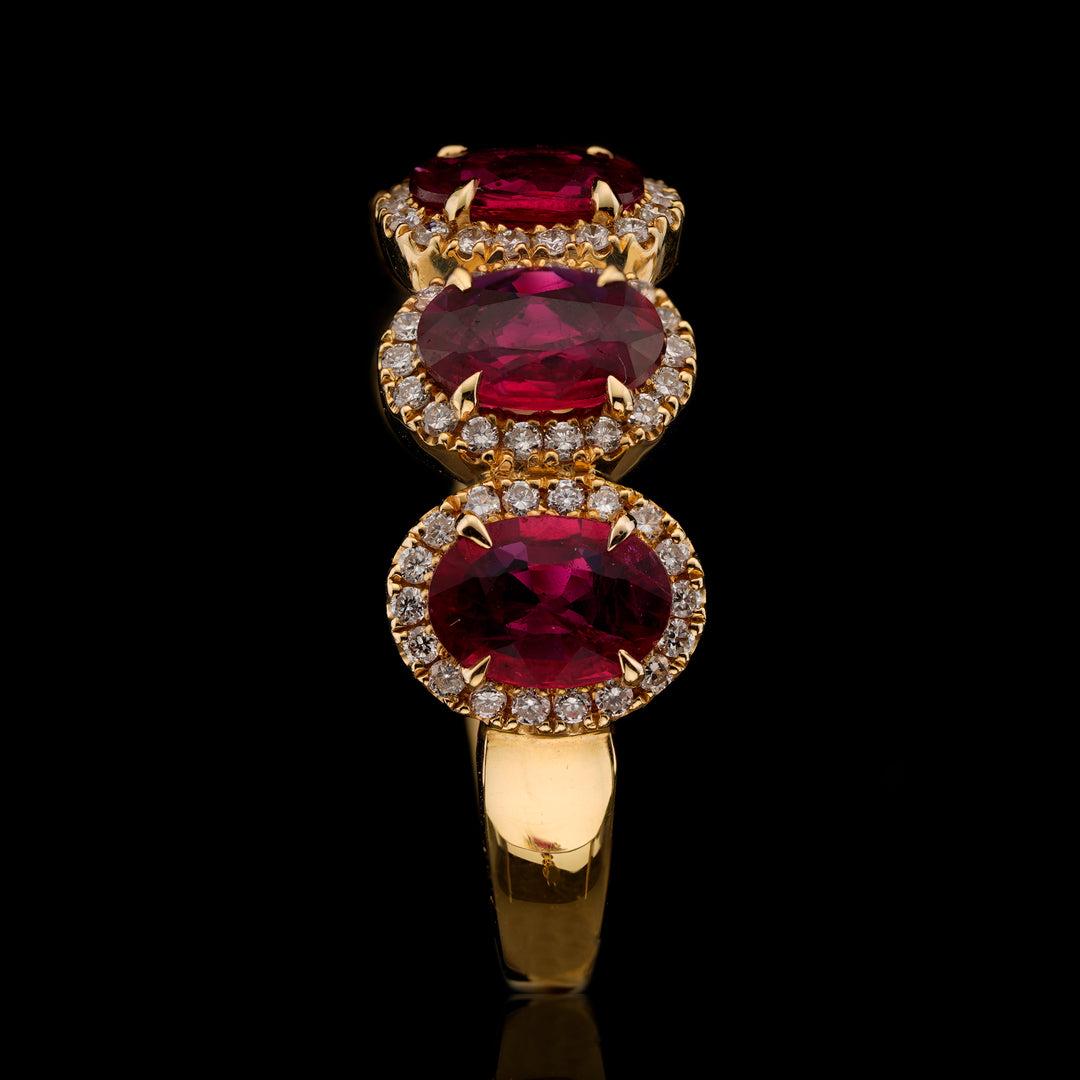 Halb-Eternity-Ring aus 18 Karat Gelbgold mit Rubinen und Diamanten (Ovalschliff) im Angebot