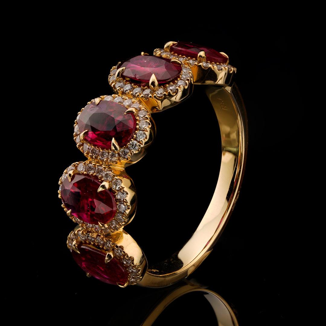 Halb-Eternity-Ring aus 18 Karat Gelbgold mit Rubinen und Diamanten im Angebot 1
