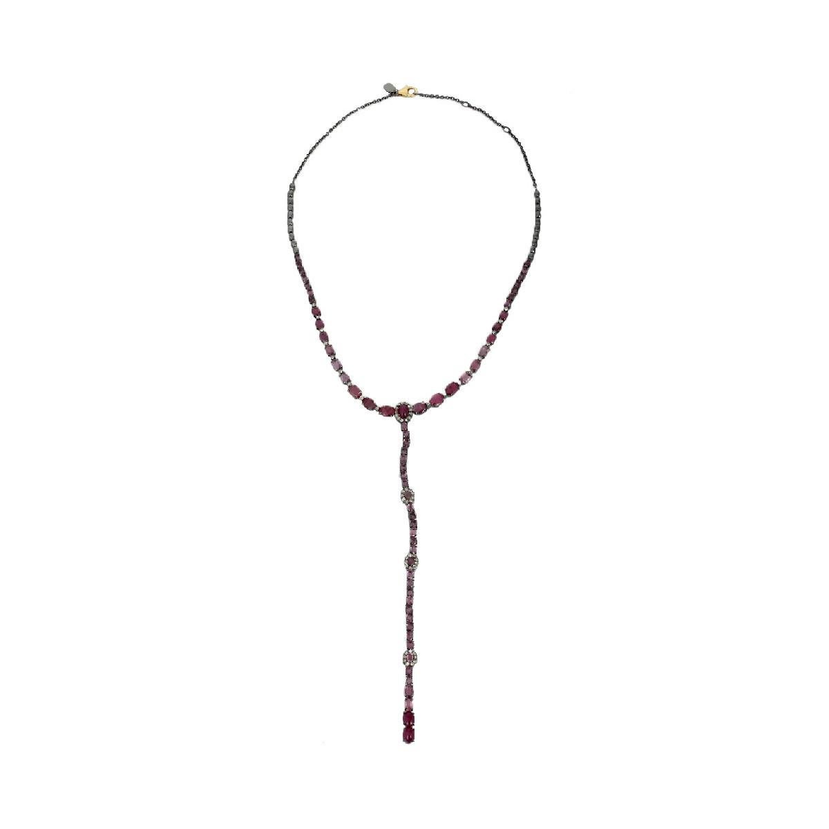 Collier de rubis et diamants  Monté en or 18k et argent de la Collection Cls Lariats 

CARACTÉRISTIQUES :
◘ Poids total 20,89 gr ( Argent 19,07 Or 1,82)
◘ 58  Diamant  1,40 ct  
◘ 65 Rubis 25,55 ct
Longueur 42 cm ou 16,53 pouces

Irama Pradera est