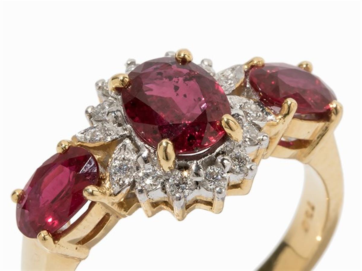 - Description of the
- 750 Yellow gold
- hallmarked with the fineness
- 3 rubies, faceted, total approx. 2.03 ct
- 14 brilliant-cut diamonds, total approx. 0.14 ct
- Ring size: 53/54; US 6.4/6.8
- Weight: approx. 5.4 g
Rubine und Diamanten Ring, 750