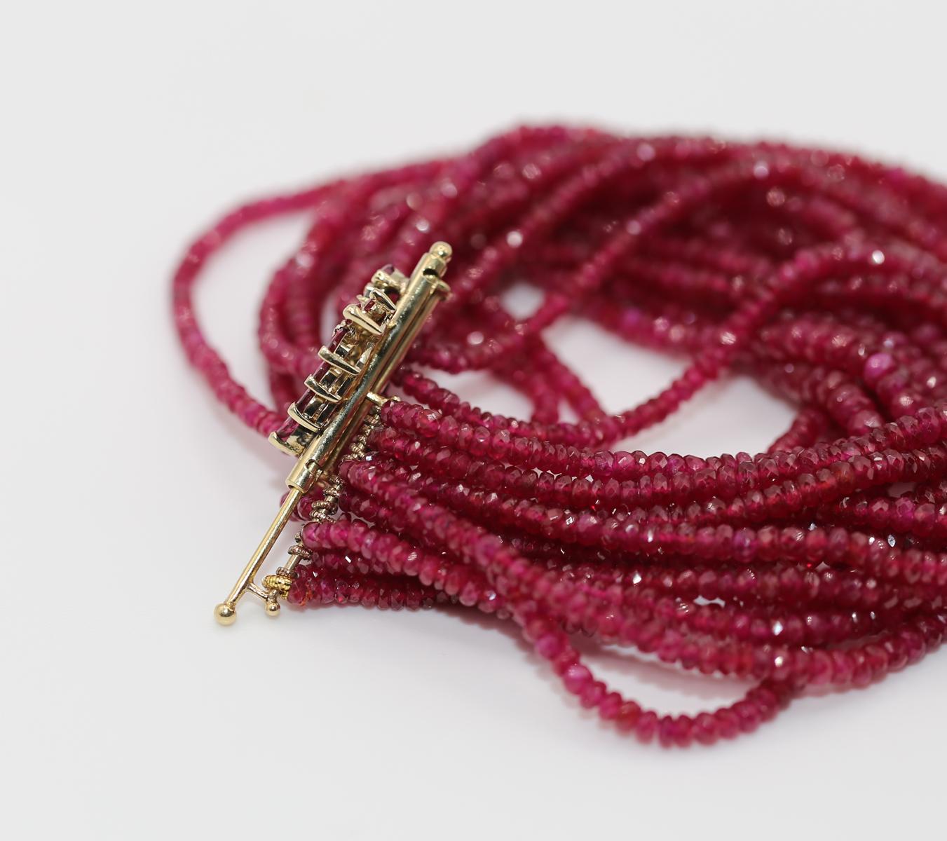 Rubies Beads Bracelet 18K Yellow Gold 3.4 Ct Marquise-cut Rubies Lock, 1950 in vendita 5