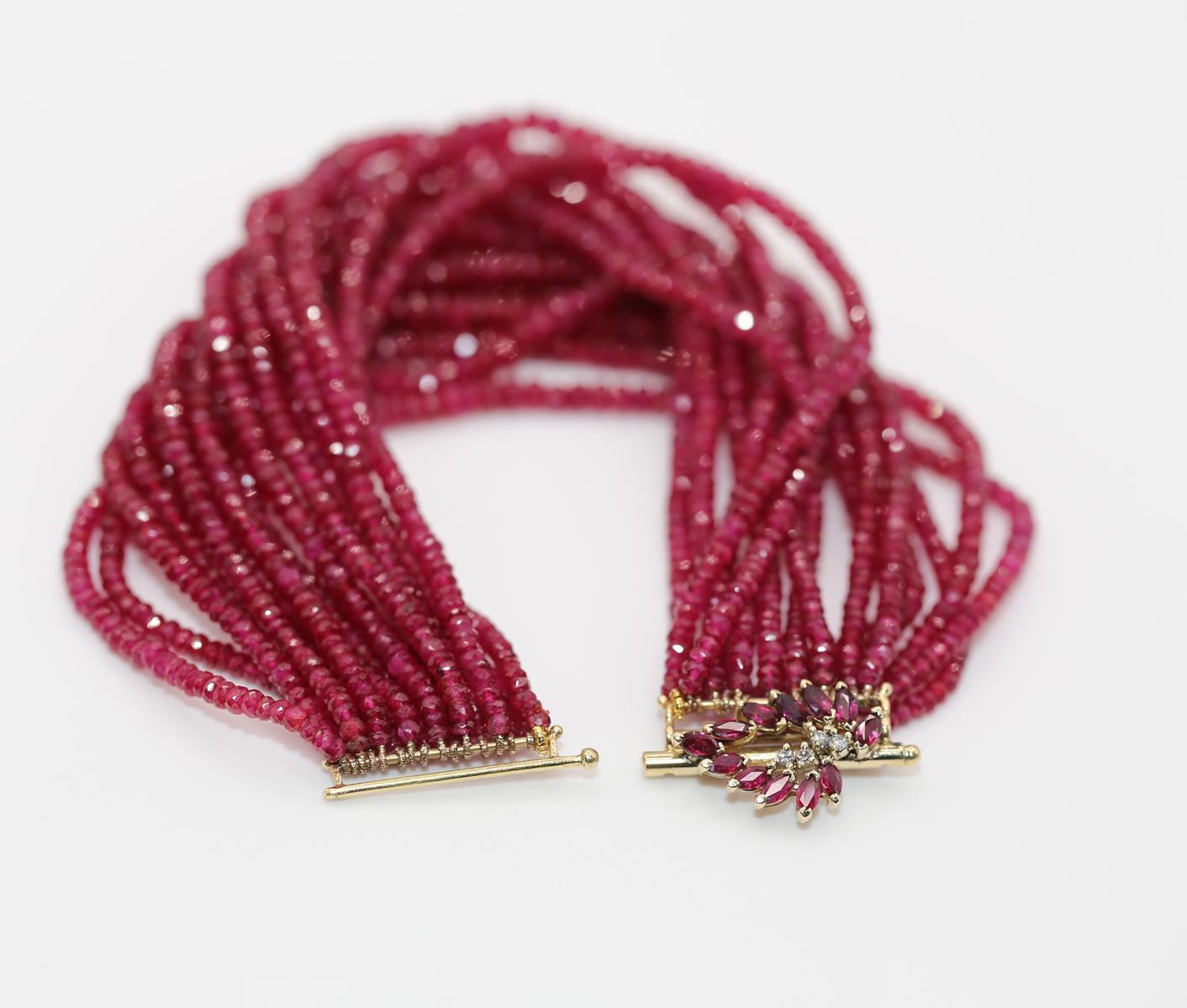 Rubies Beads Bracelet 18K Yellow Gold 3.4 Ct Marquise-cut Rubies Lock, 1950 in vendita 1