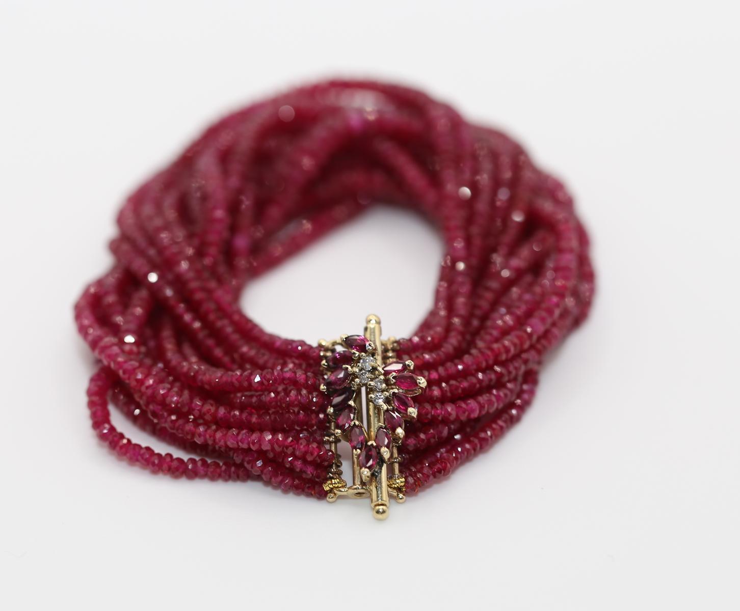 Rubies Beads Bracelet 18K Yellow Gold 3.4 Ct Marquise-cut Rubies Lock, 1950 in vendita 3