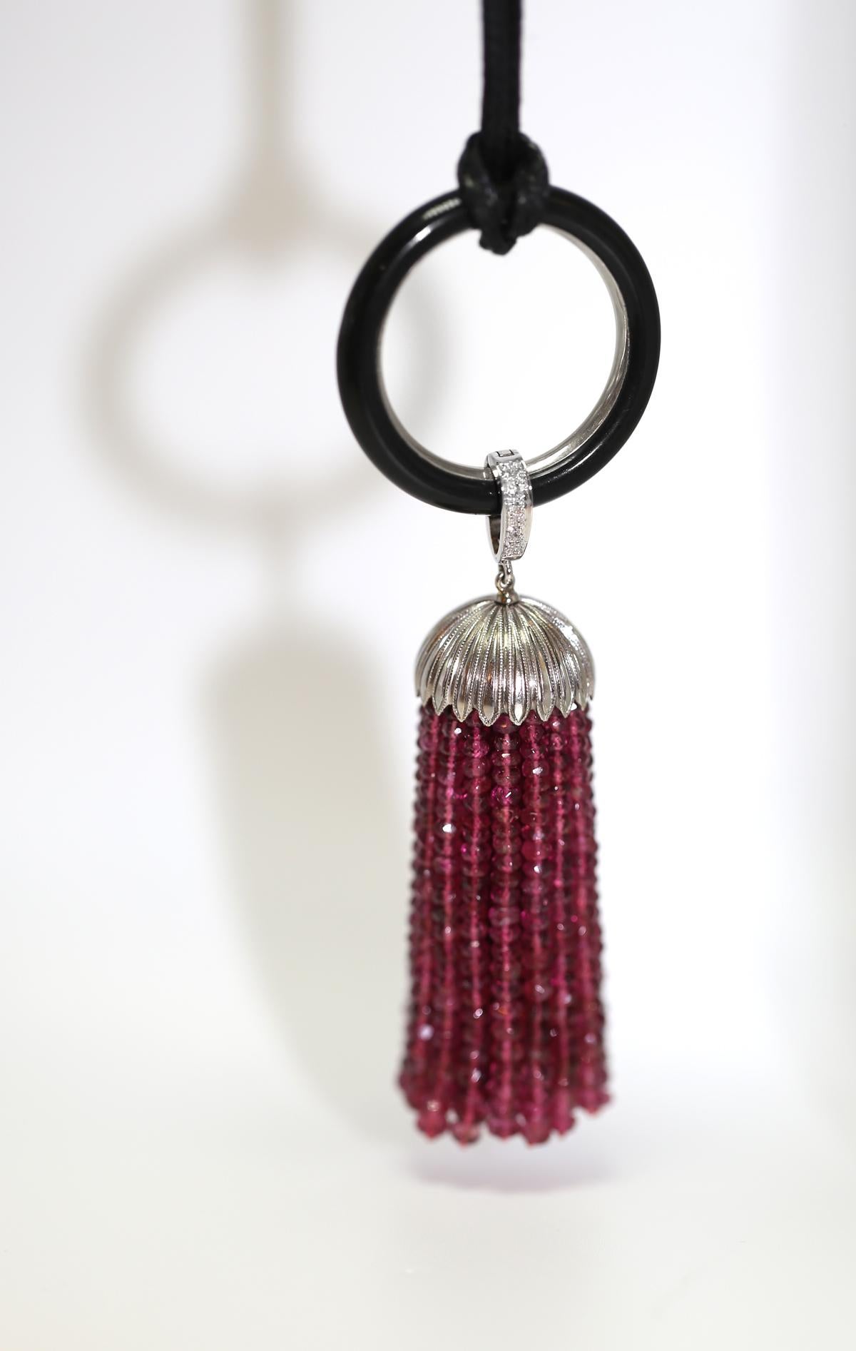 Pendentif Rubis Perles Or Platine. Créée vers 1920. Pendentif en platine avec des perles de rubis. 
Le pendentif se compose d'un dôme en platine avec 30 fils de rubis séparés et indépendants. La boucle entre le dôme est suffisamment large pour