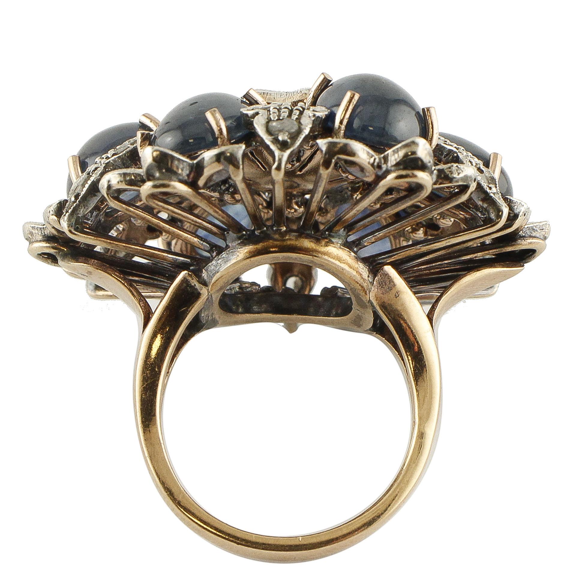 Rétro Bague rétro fleurie en or et argent 9 carats, rubis, saphirs bleus et diamants en vente