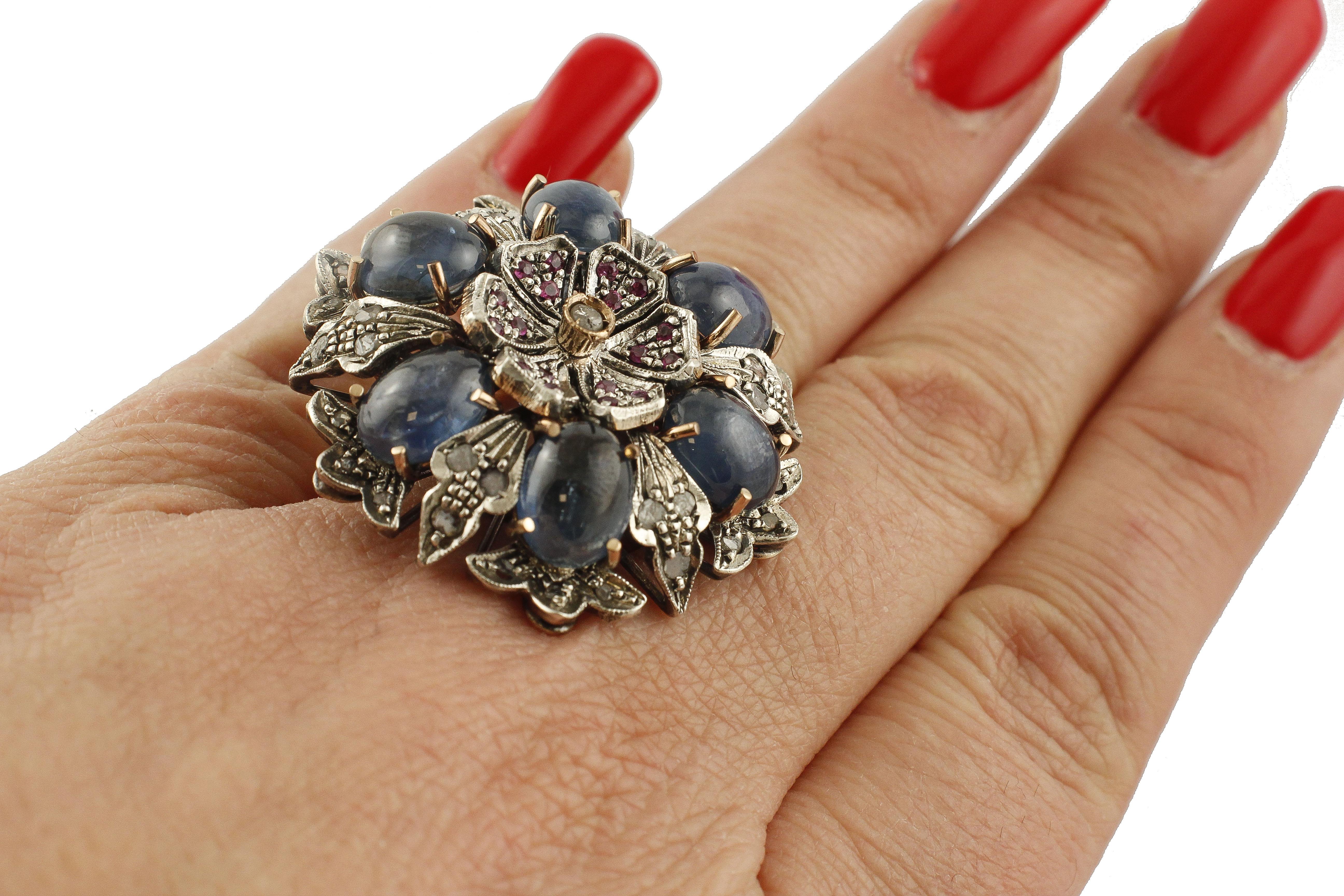 Bague rétro fleurie en or et argent 9 carats, rubis, saphirs bleus et diamants Pour femmes en vente