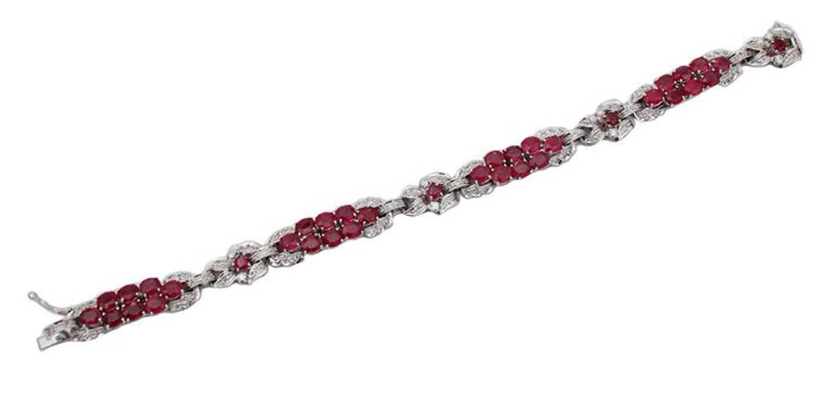 Preciosa pulsera en estructura de oro blanco de 14 quilates montada con rubíes que se alterna con  diamantes.
Esta pulsera fue totalmente hecha a mano por maestros orfebres italianos y está en perfecto estado.
Diamantes 1,57 ct
Rubíes 20,06 ct
Peso