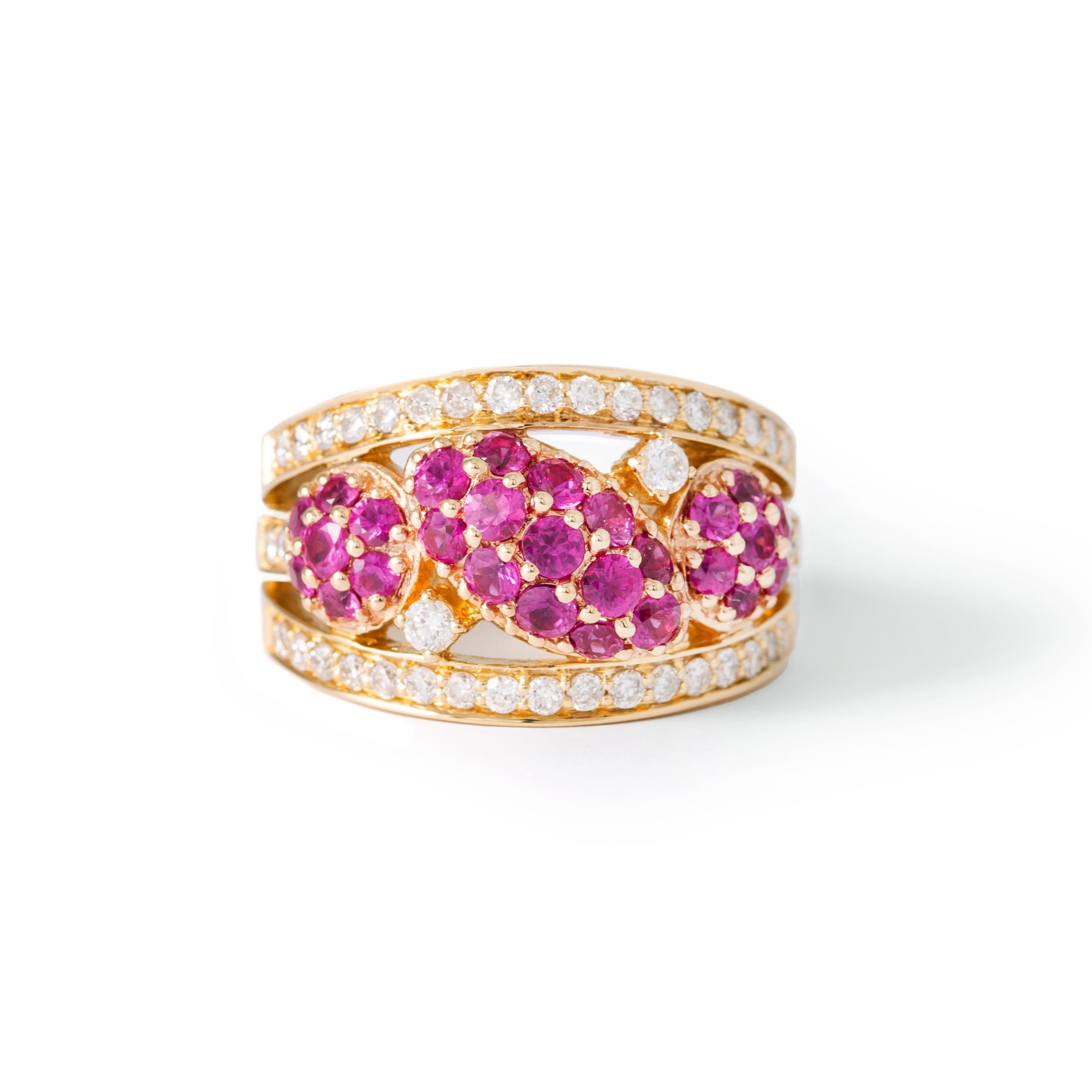 Bague en or jaune 18kt sertie de 40 diamants 0.64 cts et 27 rubis 1.39 cts Taille 54  