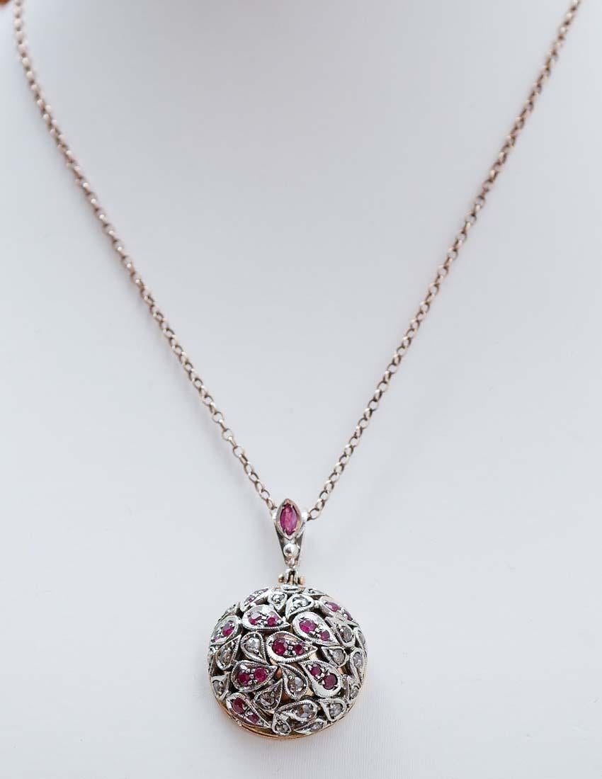 Pendente Retrò in oro rosa 14 kt e struttura in argento con un gruppo di foglie tempestate di rubini e diamanti.
Questo ciondolo viene fornito con una catena di gomma con chiusura in acciaio.
Questo ciondolo è stato realizzato completamente a mano