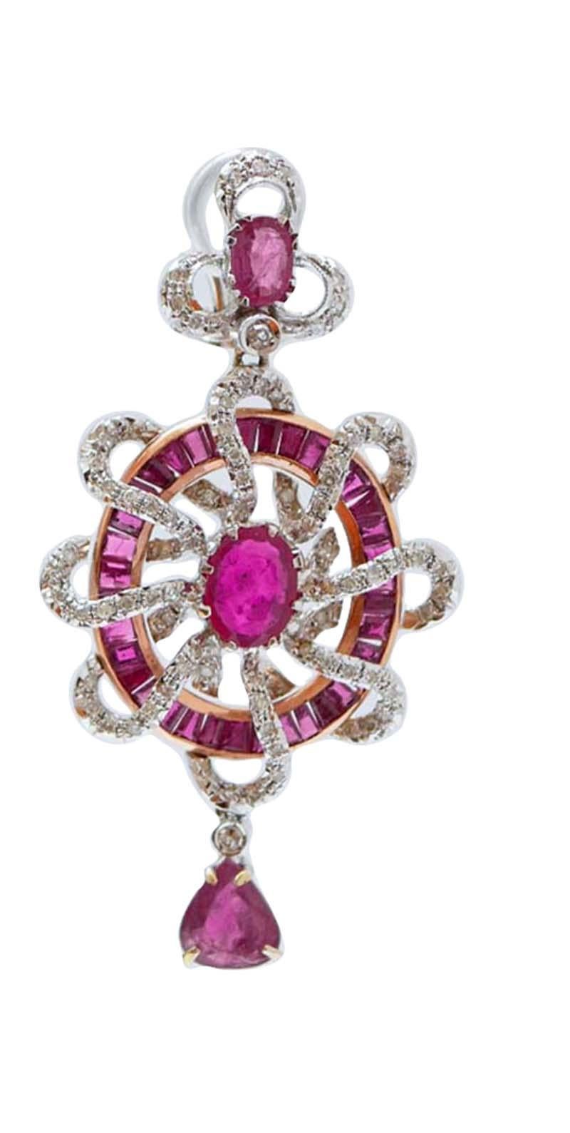 Splendidi orecchini retrò in oro rosa 14 kt e struttura in oro bianco montati con un rubino e diamanti nella parte superiore; al centro, un cerchio di rubini e diamanti e, come pendente, un rubino a goccia.
Questi orecchini sono stati realizzati