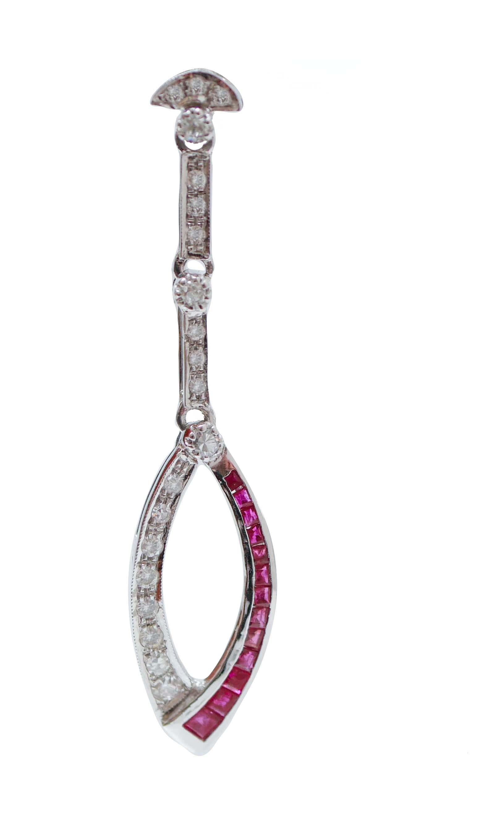Orecchini pendenti in oro bianco 14 kt con struttura montata con diamanti per tutta la lunghezza e, come pendente, una struttura montata con diamanti e rubini.
Questi orecchini sono stati realizzati totalmente a mano da maestri orafi italiani e sono