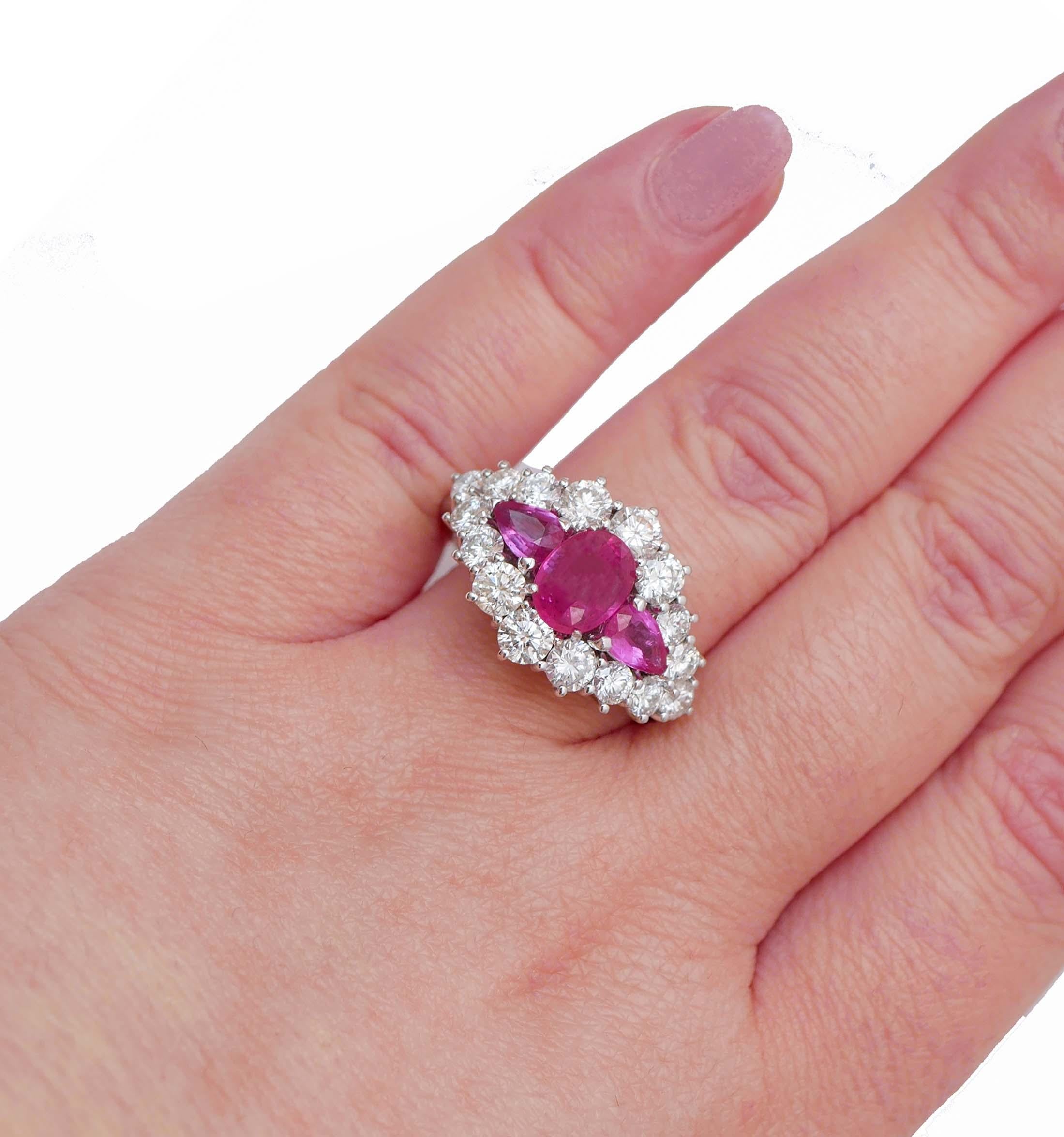 Rubies, Diamonds, 14 Karat White Gold Ring. In Good Condition For Sale In Marcianise, Marcianise (CE)