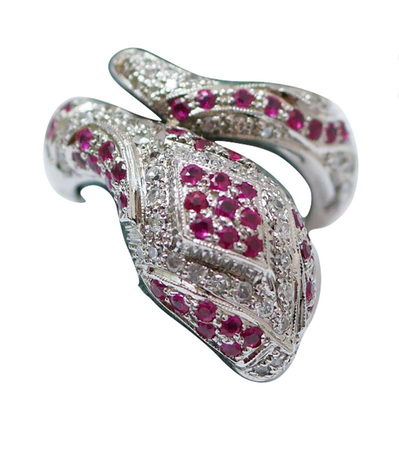 Anillo serpiente de moda en estructura de oro blanco de 14 kt montado con rubíes y diamantes en la cabeza y la cola.
Este anillo fue totalmente hecho a mano por maestros orfebres italianos y está en perfectas condiciones.
Diamantes 0,81 ct
Rubíes