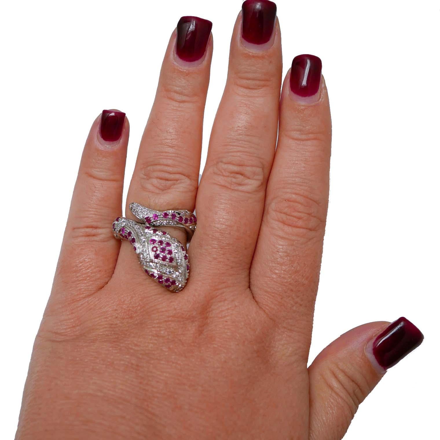De las mujeres Rubíes, Diamantes, Anillo de Serpiente de Oro Blanco de 14 Kilates. en venta