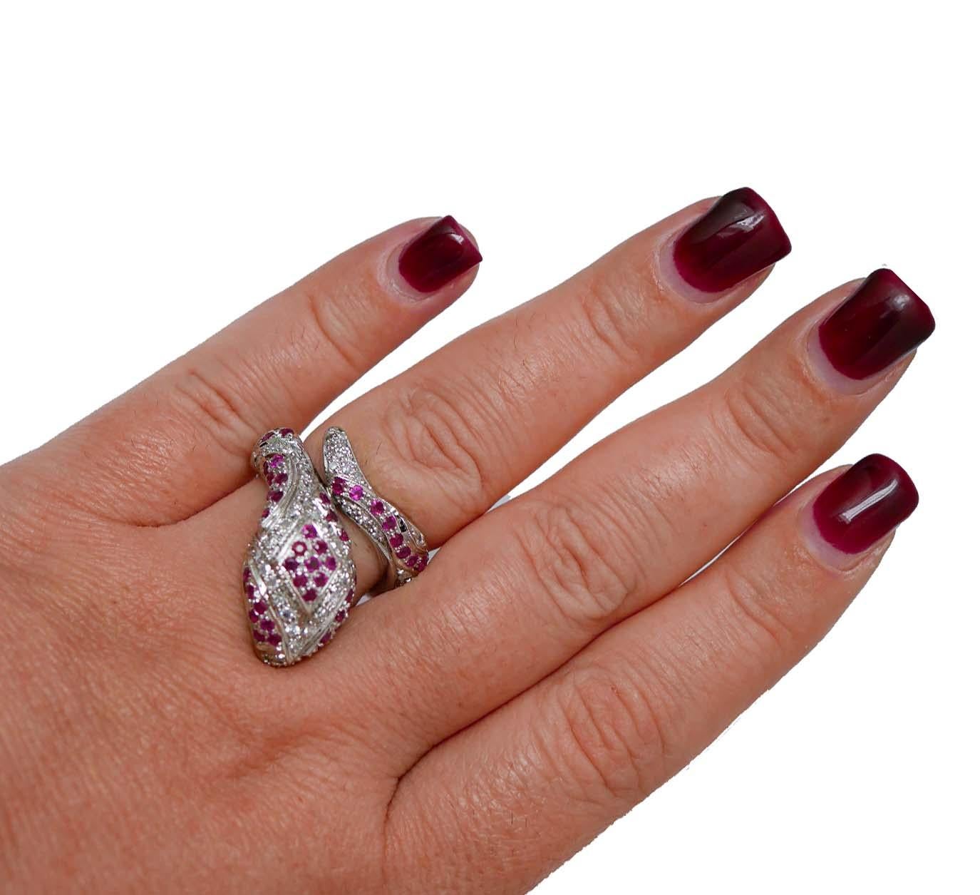 Rubíes, Diamantes, Anillo de Serpiente de Oro Blanco de 14 Kilates. en venta 1