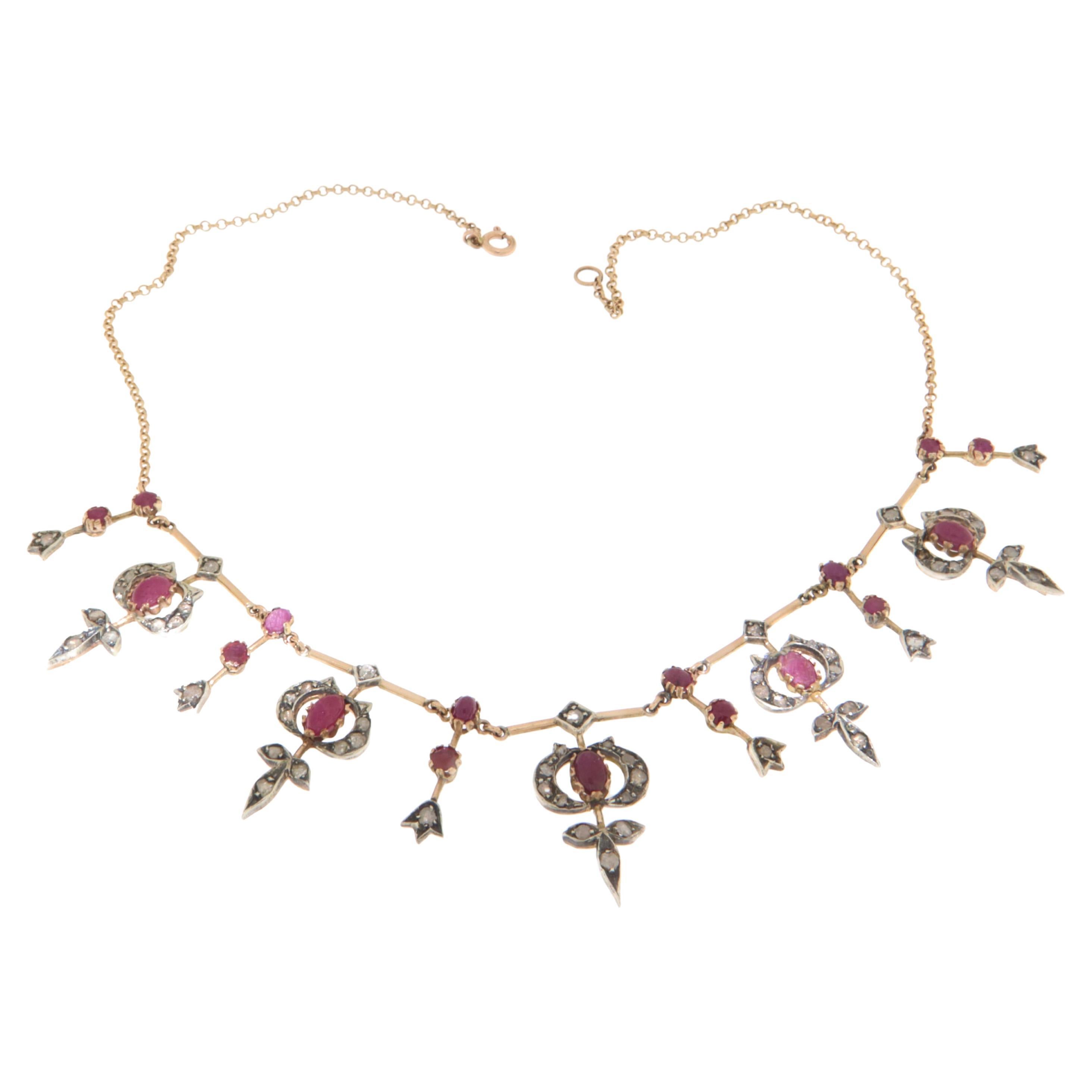 This elegant and refined necklace is crafted from 14-karat yellow gold and 800-millesimal silver, a combination that evokes the classic style of high jewelry from a bygone era. The use of silver and gold gives this creation a timeless elegance,