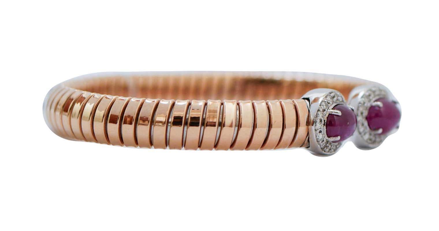 Etonnant bracelet tubogas en structure d'or rose 18 kt monté avec deux détails en or blanc constellés d'un rubis central entouré de diamants.
Ce bracelet a été entièrement réalisé à la main par des maîtres orfèvres italiens et il est en parfait
