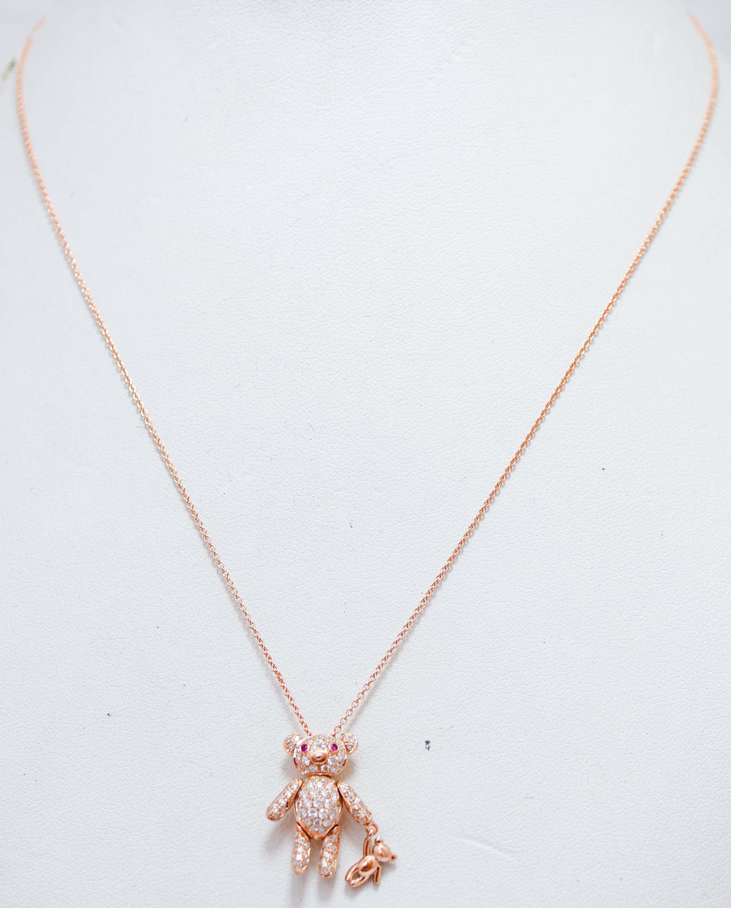 Erstaunlicher moderner Bärenanhänger aus 18 kt Roségold mit einem größeren, mit Diamanten besetzten Bären am ganzen Körper und zwei Rubinen als Augen, der einen kleineren Teddybären an der Hand hält.
Diamanten 0,64 ct
Rubine 0,03 ct
Gesamtgewicht 5