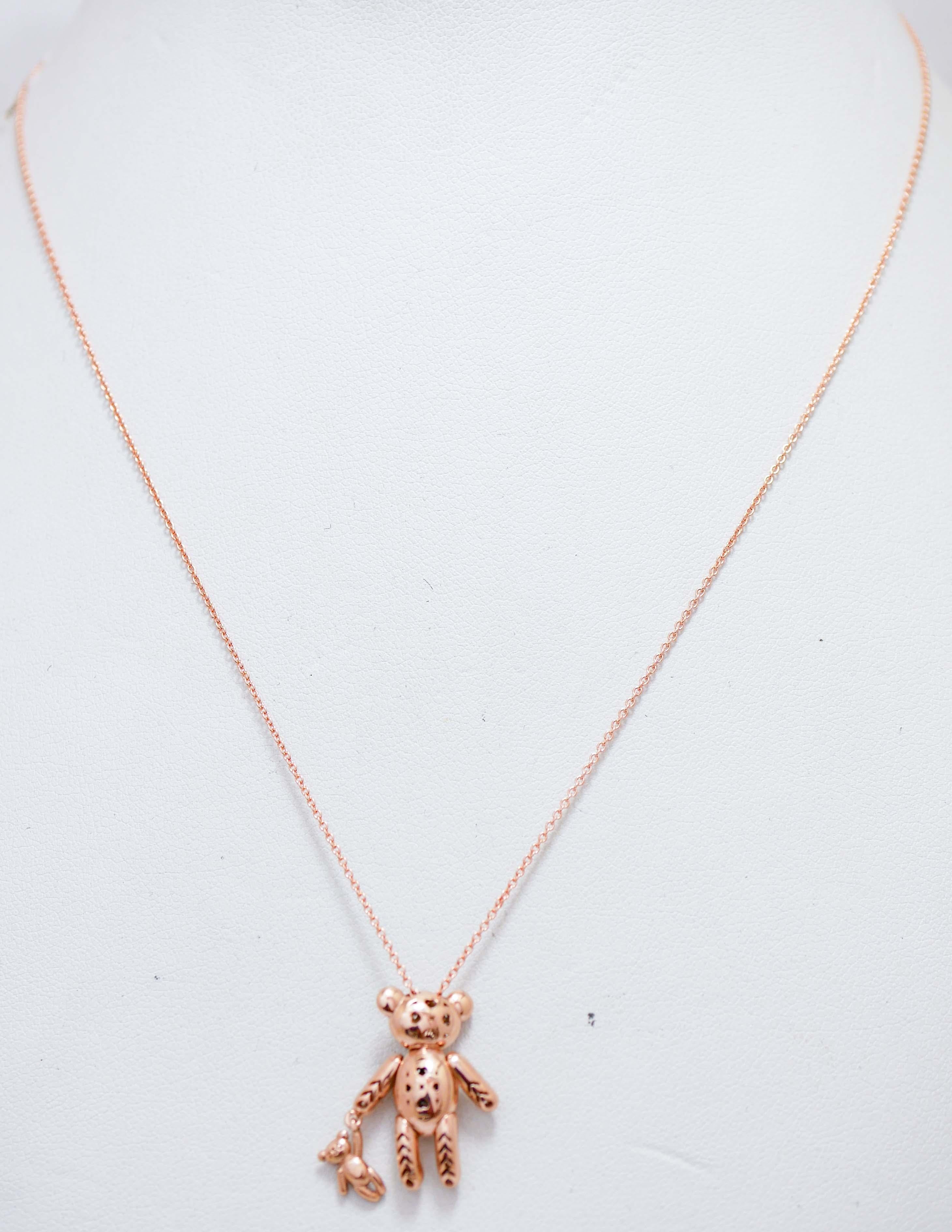 Halskette mit Teddy-Anhänger aus 18 Karat Roségold mit Rubinen, Diamanten und Diamanten (Gemischter Schliff)