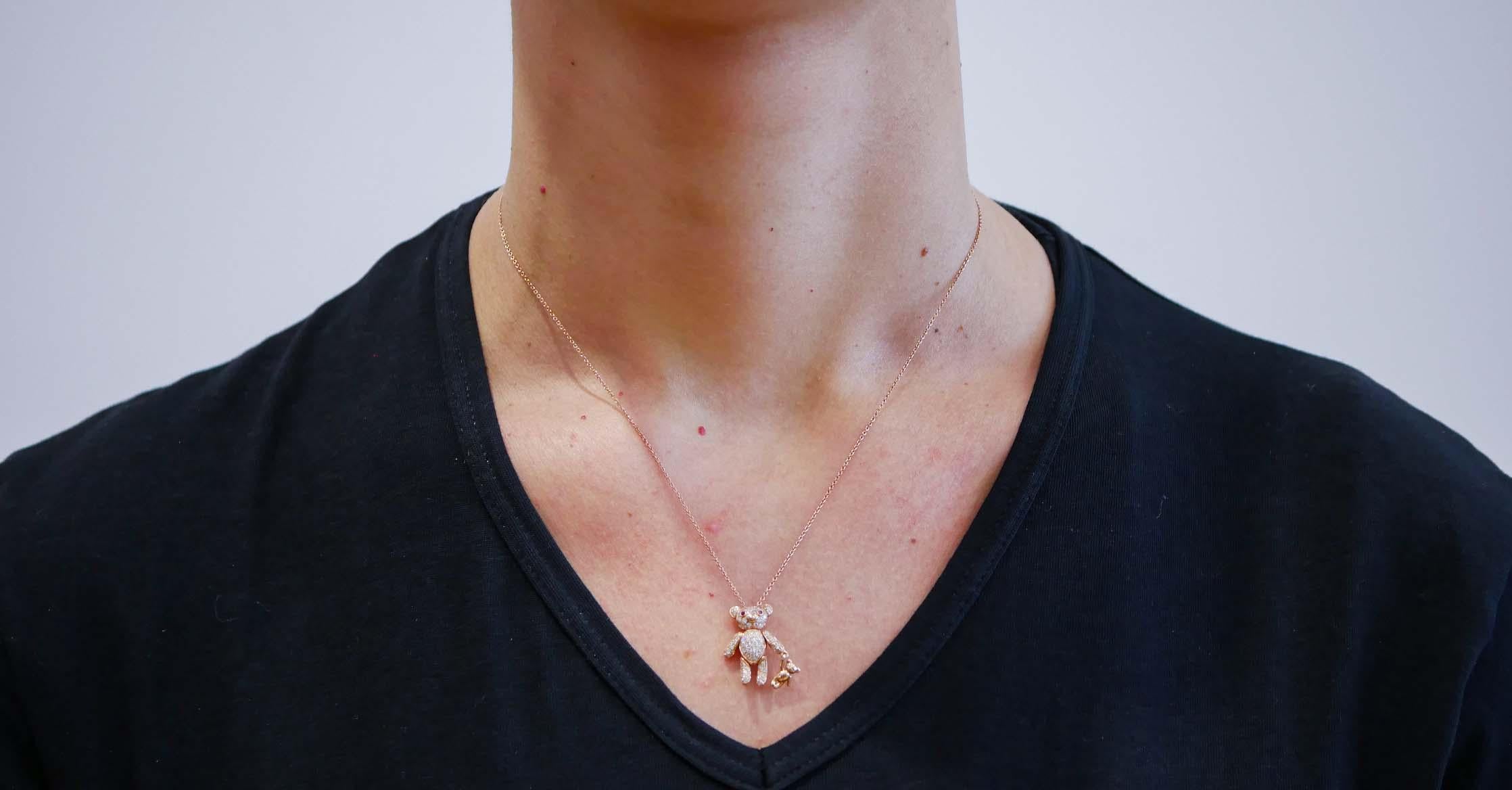 Halskette mit Teddy-Anhänger aus 18 Karat Roségold mit Rubinen, Diamanten und Diamanten im Zustand „Neu“ in Marcianise, Marcianise (CE)