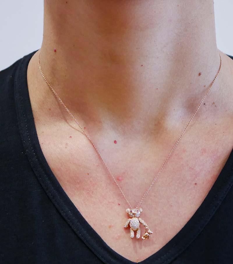 Halskette mit Teddy-Anhänger aus 18 Karat Roségold mit Rubinen, Diamanten und Diamanten Damen