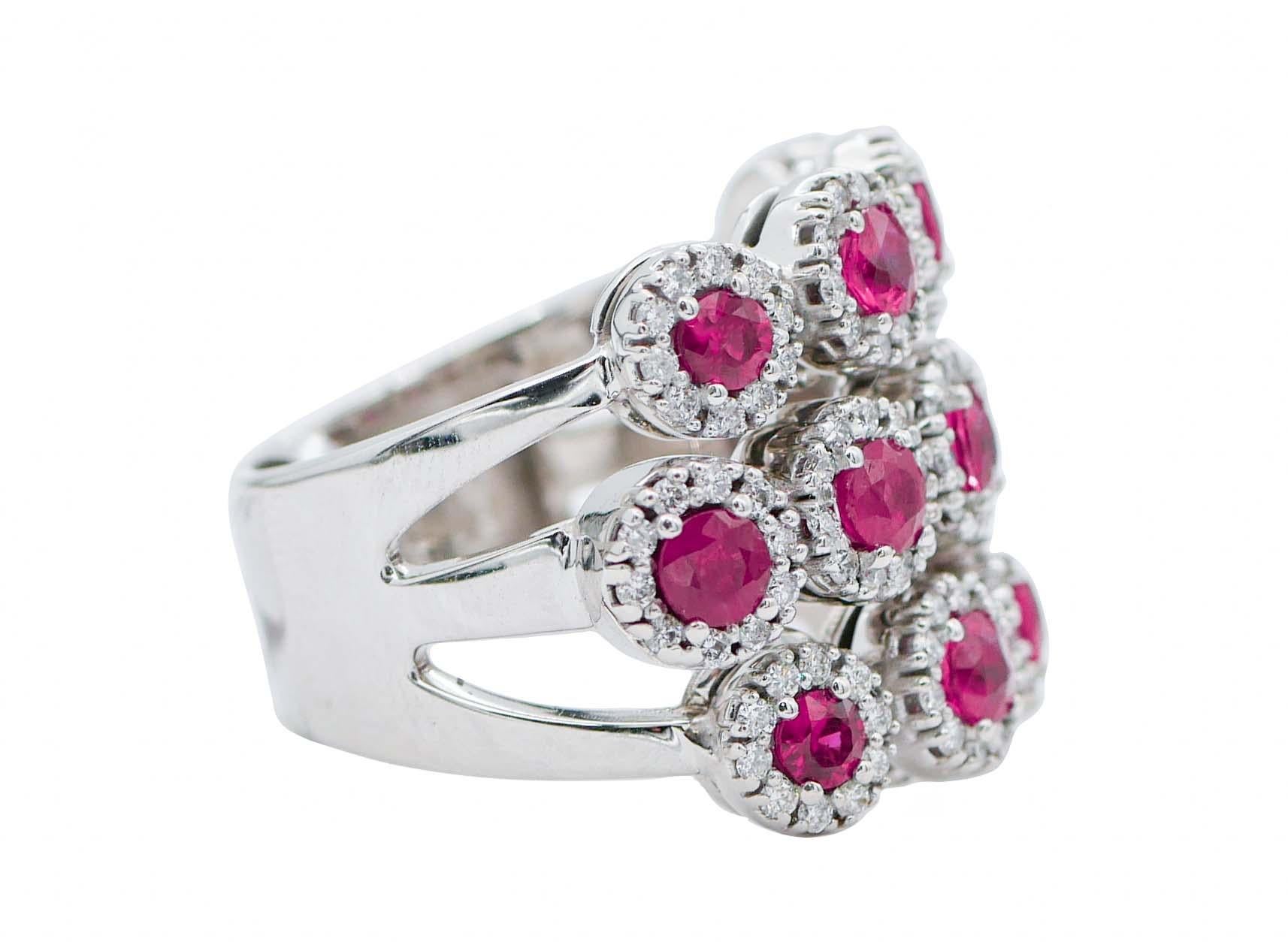 Incredibile anello montato con tre fili di quattro e cinque rubini e, ognuno, è circondato da diamanti.
Diamanti 1.10 ct
Rubini 3,11 ct
Peso totale 17 gr
RF     G      ECGO
RK.GOGR
Italiano Taglia 16.5
Usa Taglia 7.75
Francese Taglia 56.5

Per