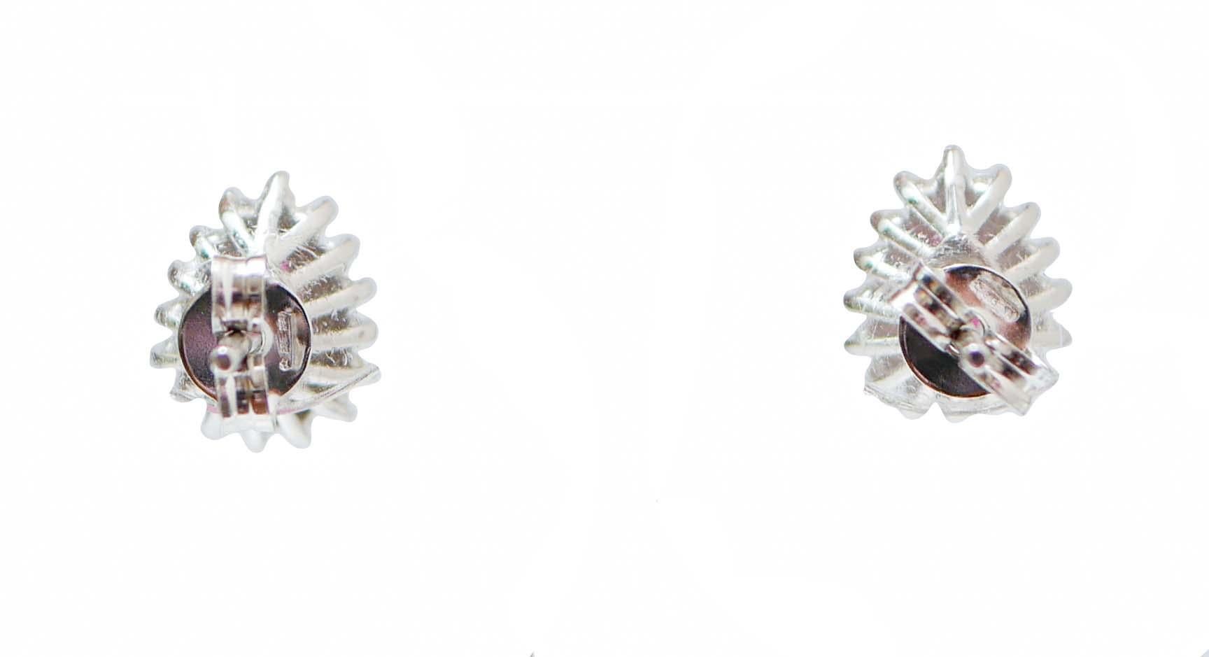 Moderne Ohrringe mit Rubinen, Diamanten, 18 Karat Weißgold. (Gemischter Schliff) im Angebot