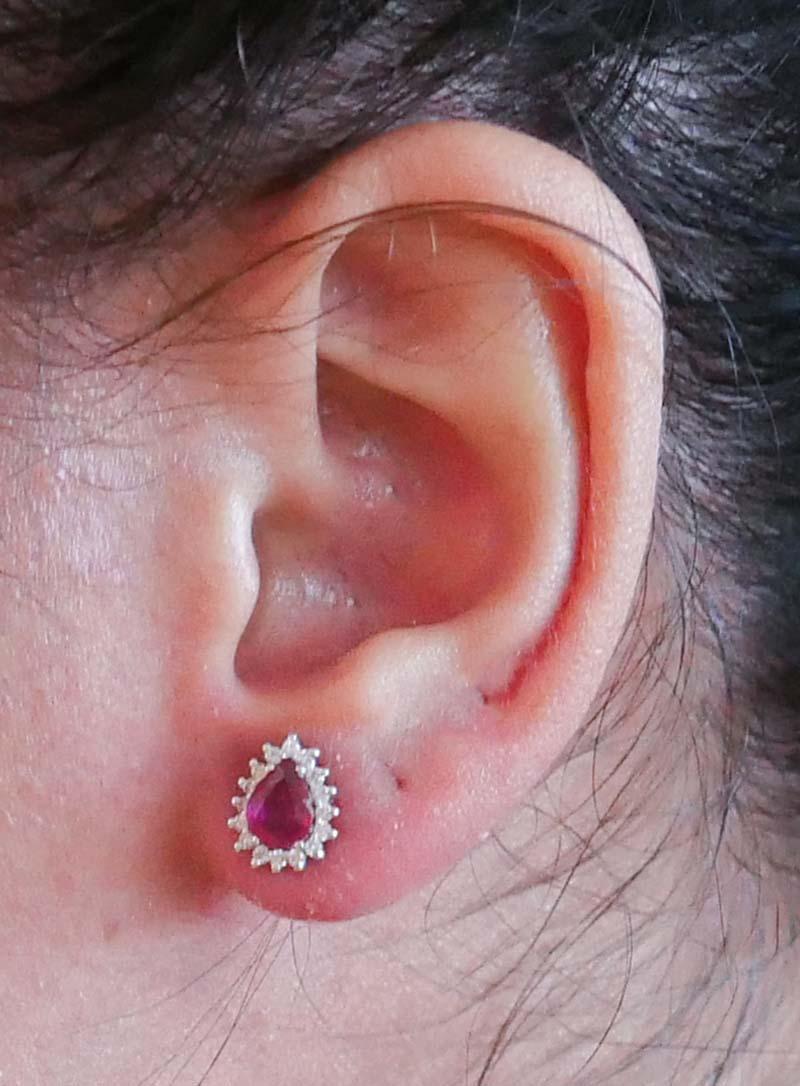 Moderne Ohrringe mit Rubinen, Diamanten, 18 Karat Weißgold. Damen im Angebot