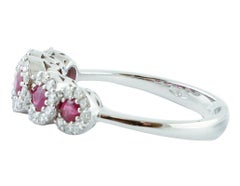 Anello con rubini, diamanti e oro bianco 18 carati
