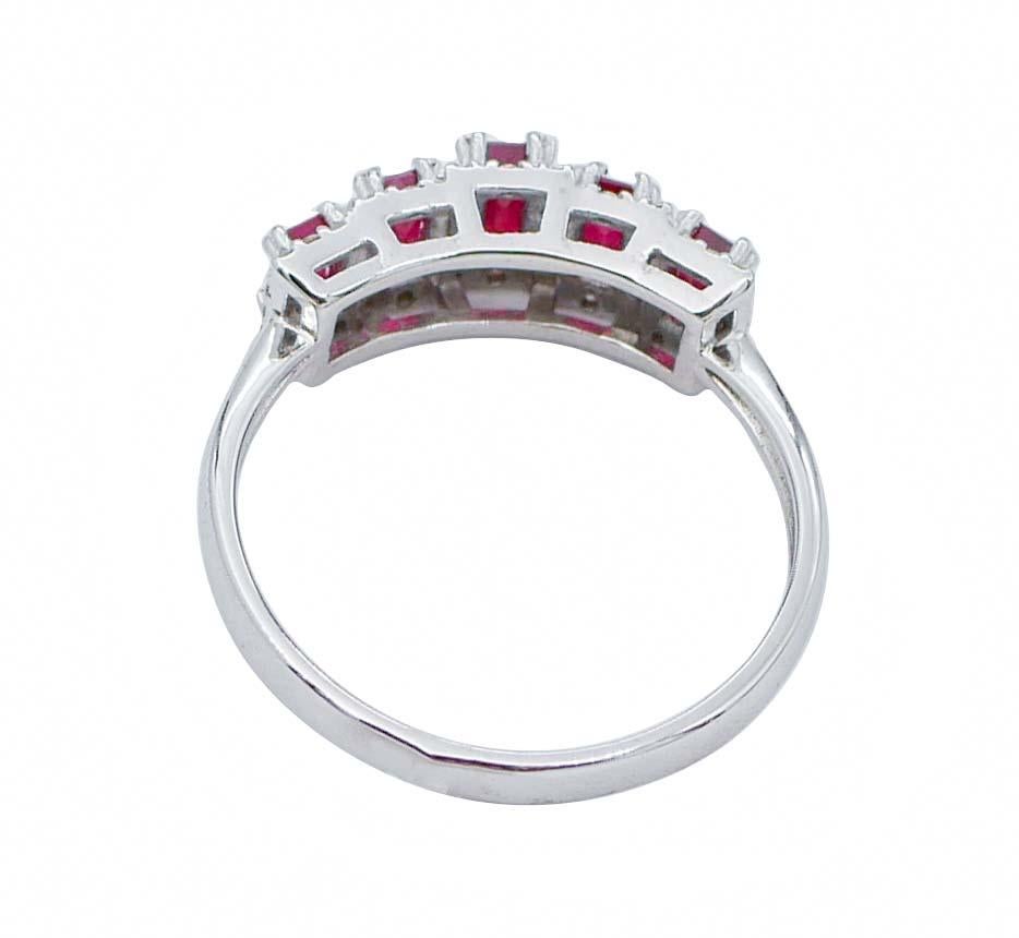 Moderno Anello con rubini, diamanti e oro bianco 18 carati in vendita