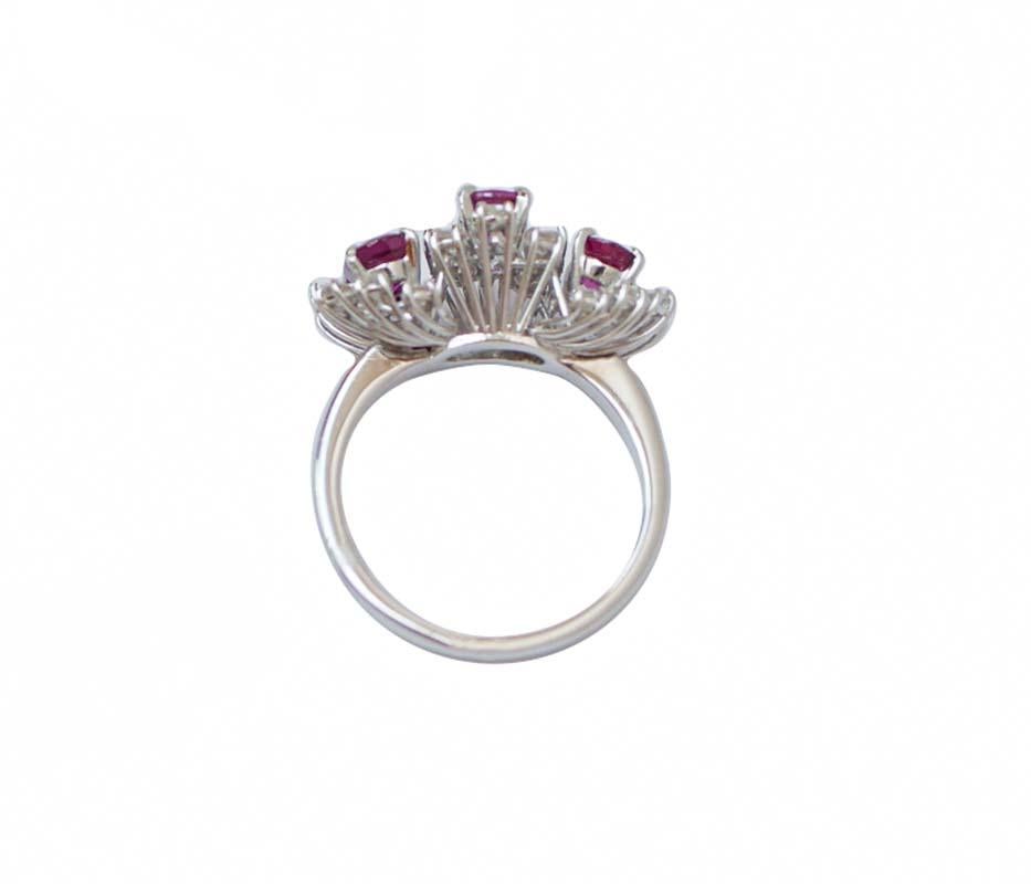 Moderno Rubini, diamanti, anello in oro bianco 18 carati. in vendita