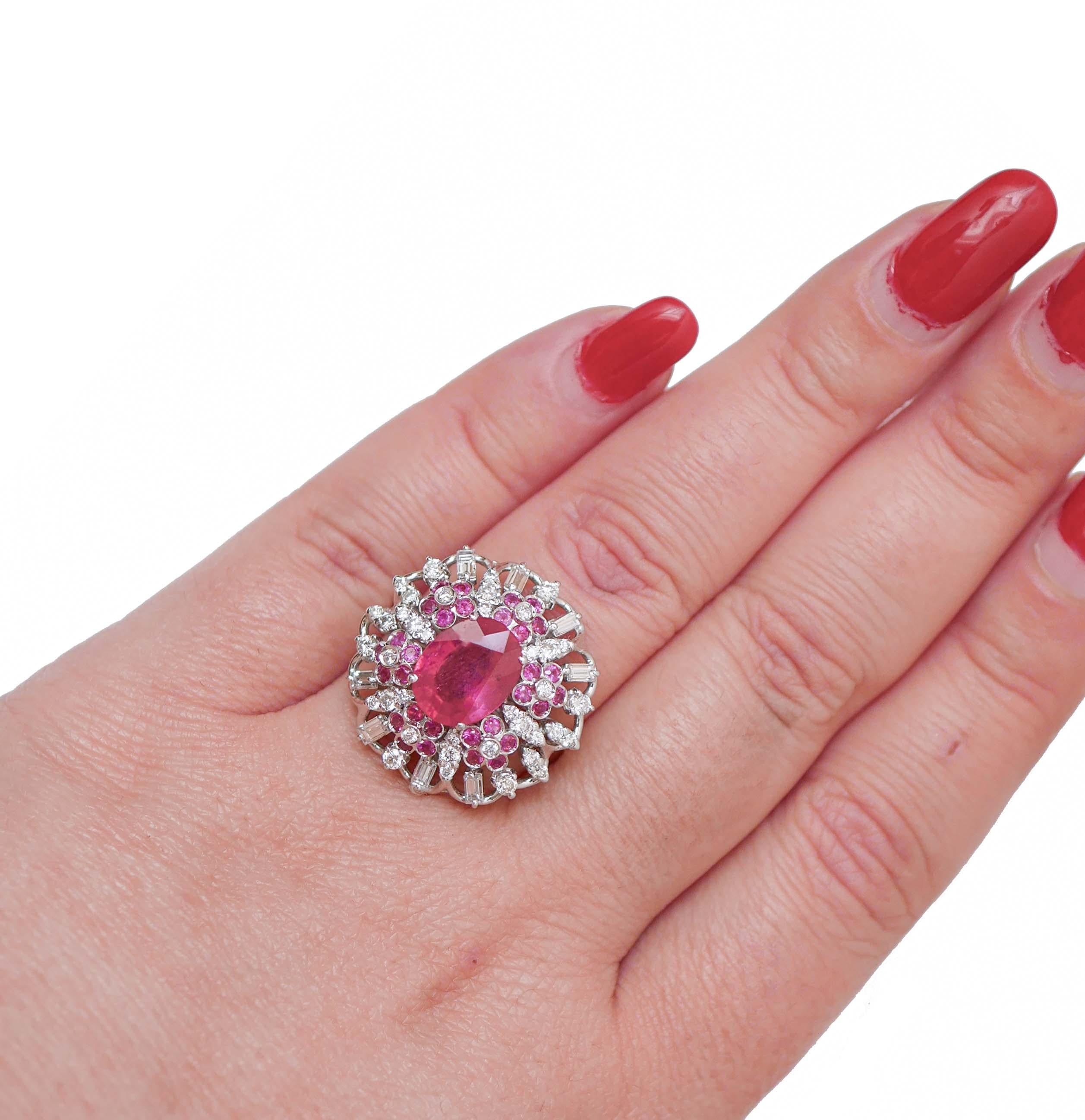 Rubies, Diamonds, 18 Karat White Gold Ring. In Good Condition For Sale In Marcianise, Marcianise (CE)