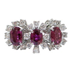 Bague en or blanc 18 carats, rubis et diamants.