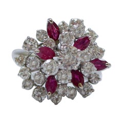 Rubini, diamanti, anello in oro bianco 18 carati.