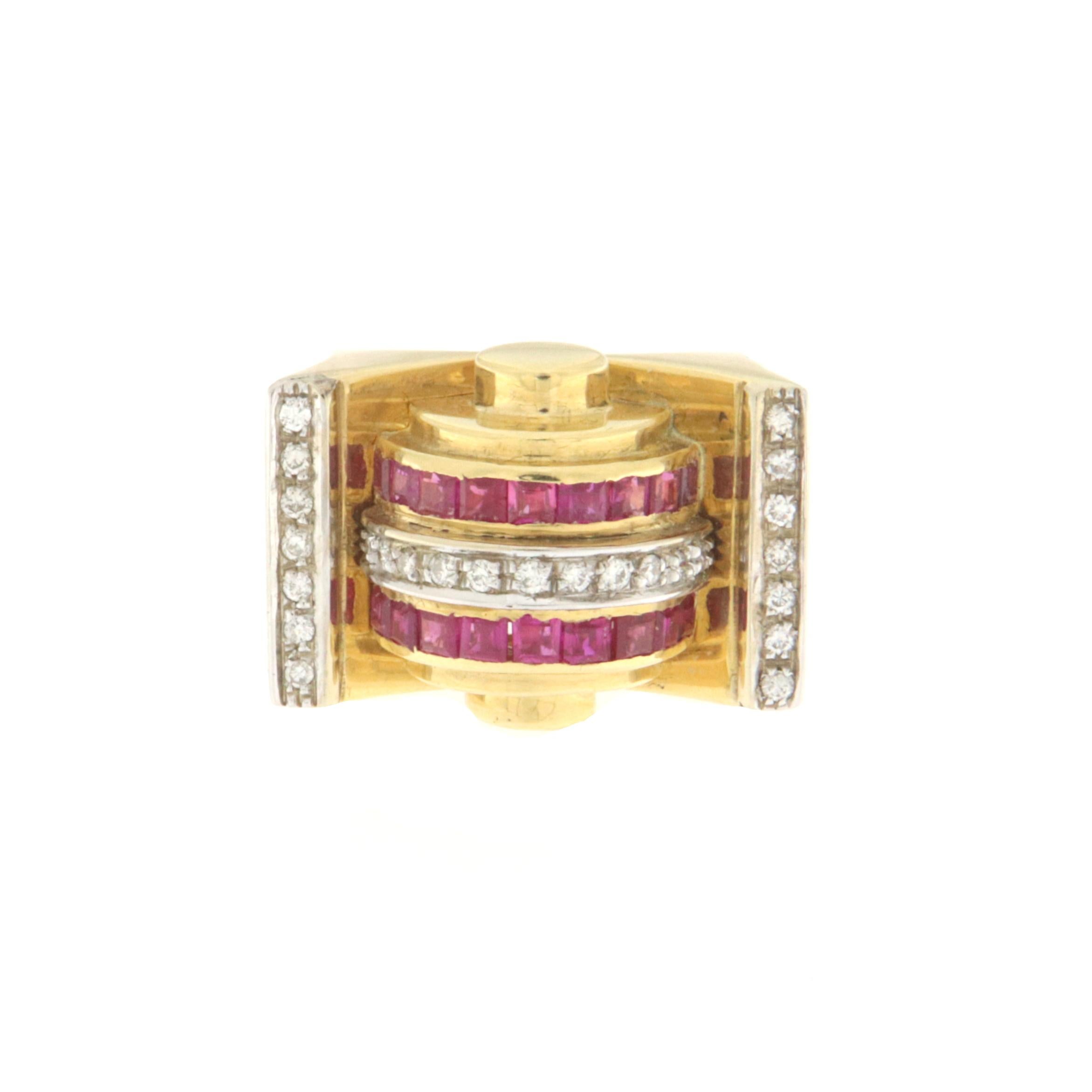 Dieser exklusive Ring aus 18-karätigem Gelbgold ist ein Meisterwerk an Eleganz und Charme, perfekt für alle, die auf der Suche nach einem unverwechselbaren Schmuckstück sind. Die Struktur des Gelbgoldes, das wegen seiner warmen und satten Farbe