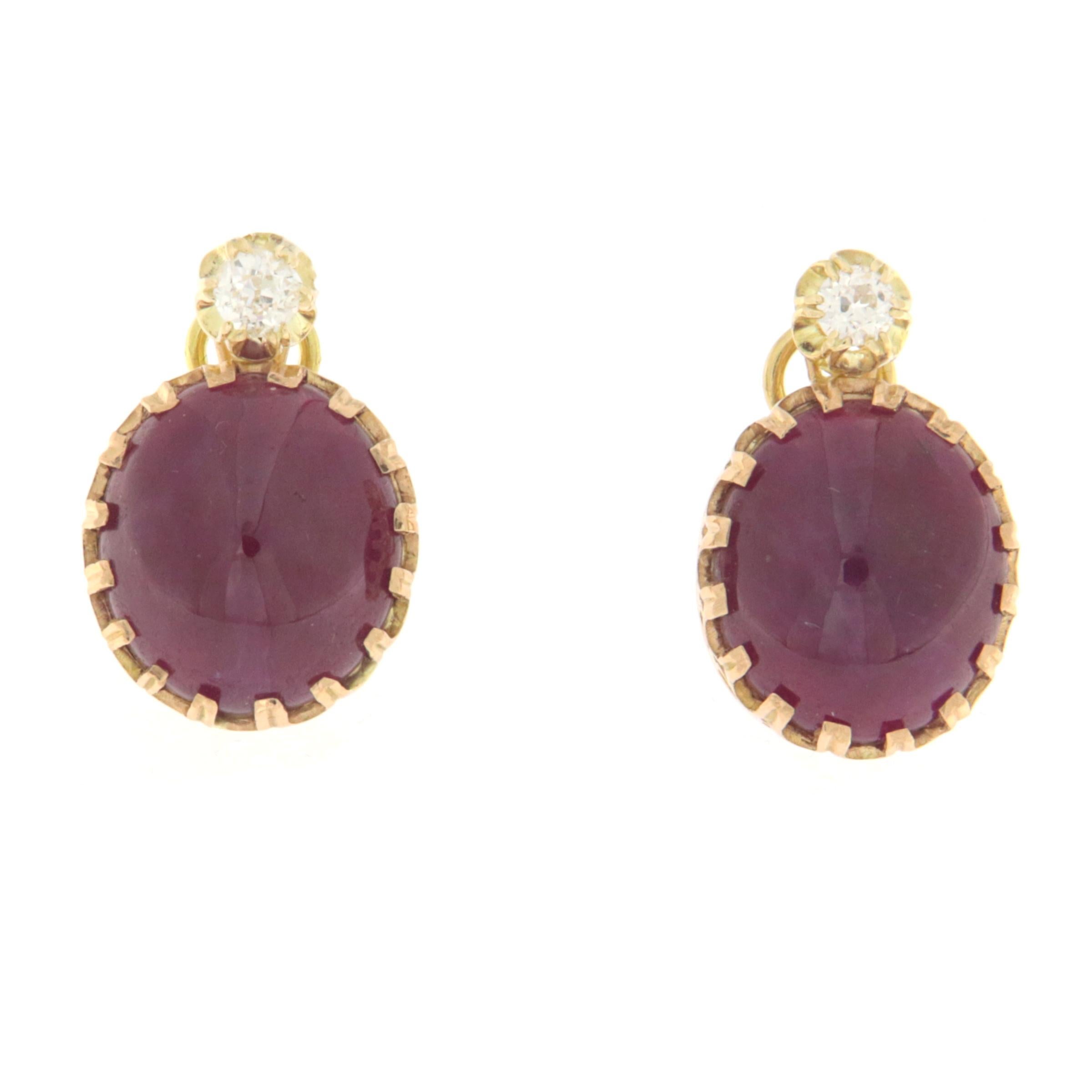Amazing earrings in 18 karat yellow gold 1980s style, Italian manufacture, mounted with diamonds and cabochon rubies

Diamonds weight 0.40 karat
Cabochon Rubies weight 36.10 karat
Earrings total weight 16.90 grams
