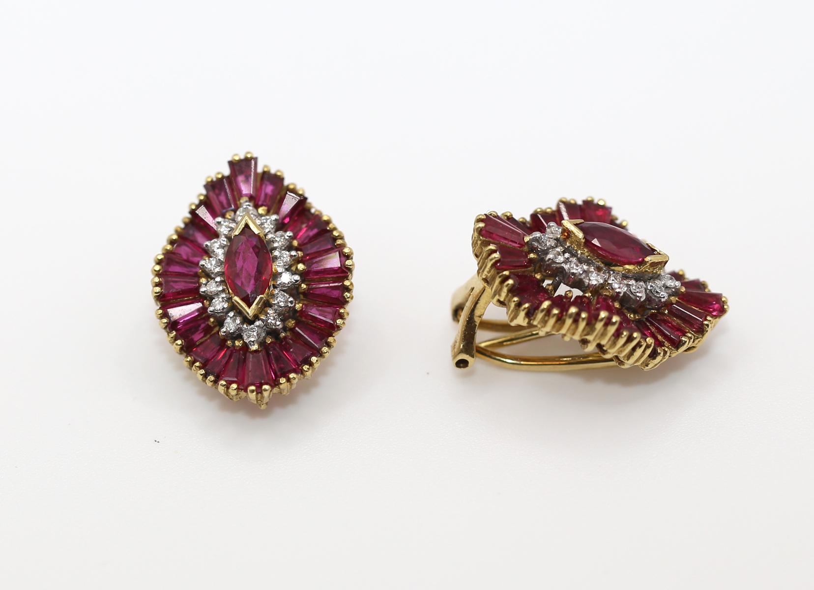 Boucles d'oreilles en or jaune rubis diamants. Créé vers 1970. 18 carats.

Une belle combinaison de pierres immaculées et de l'habileté exceptionnelle du joaillier. Les rubis sont sertis selon une technique 