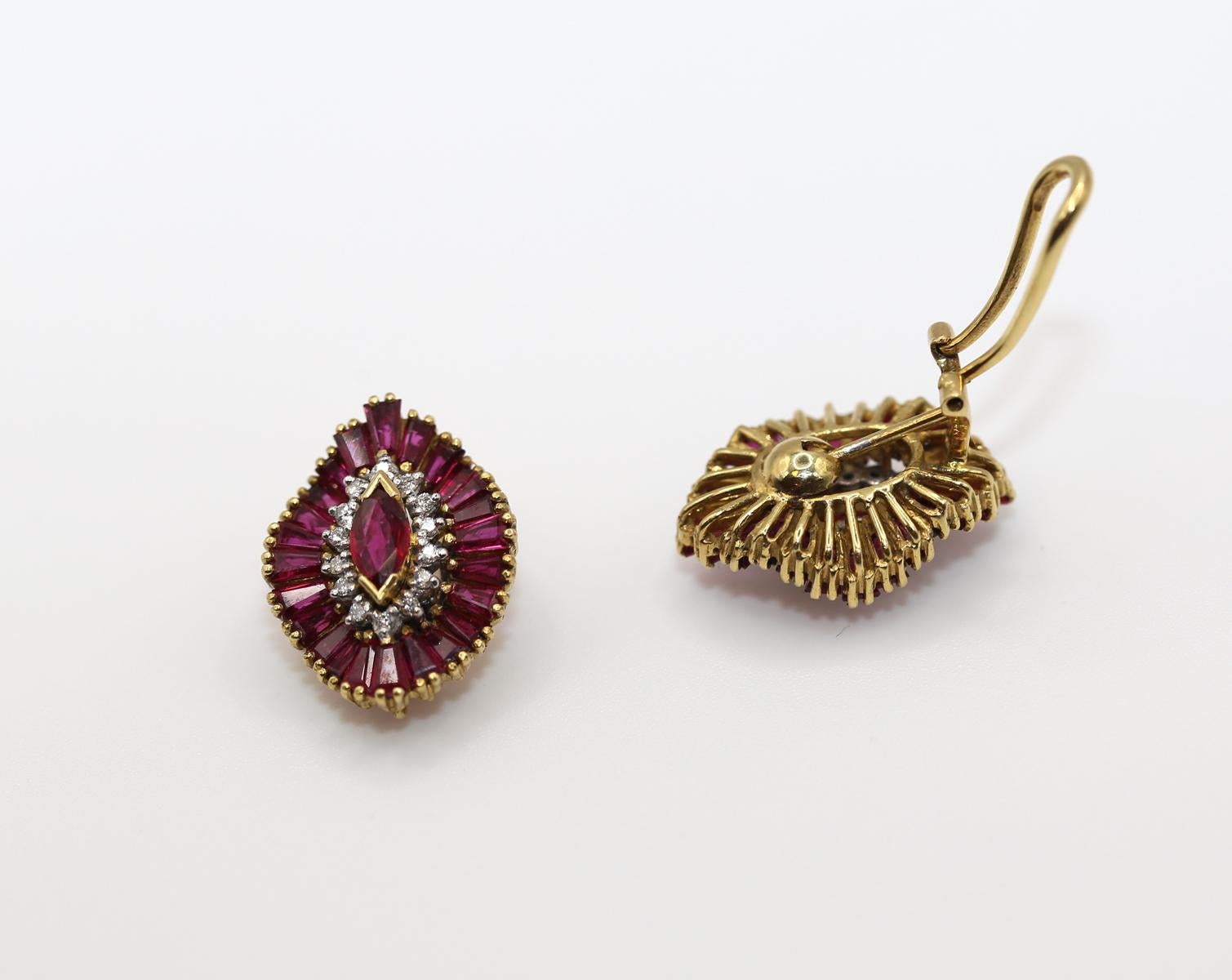 Boucles d'oreilles en or jaune 18 carats, rubis et diamants, 1970 Pour femmes en vente