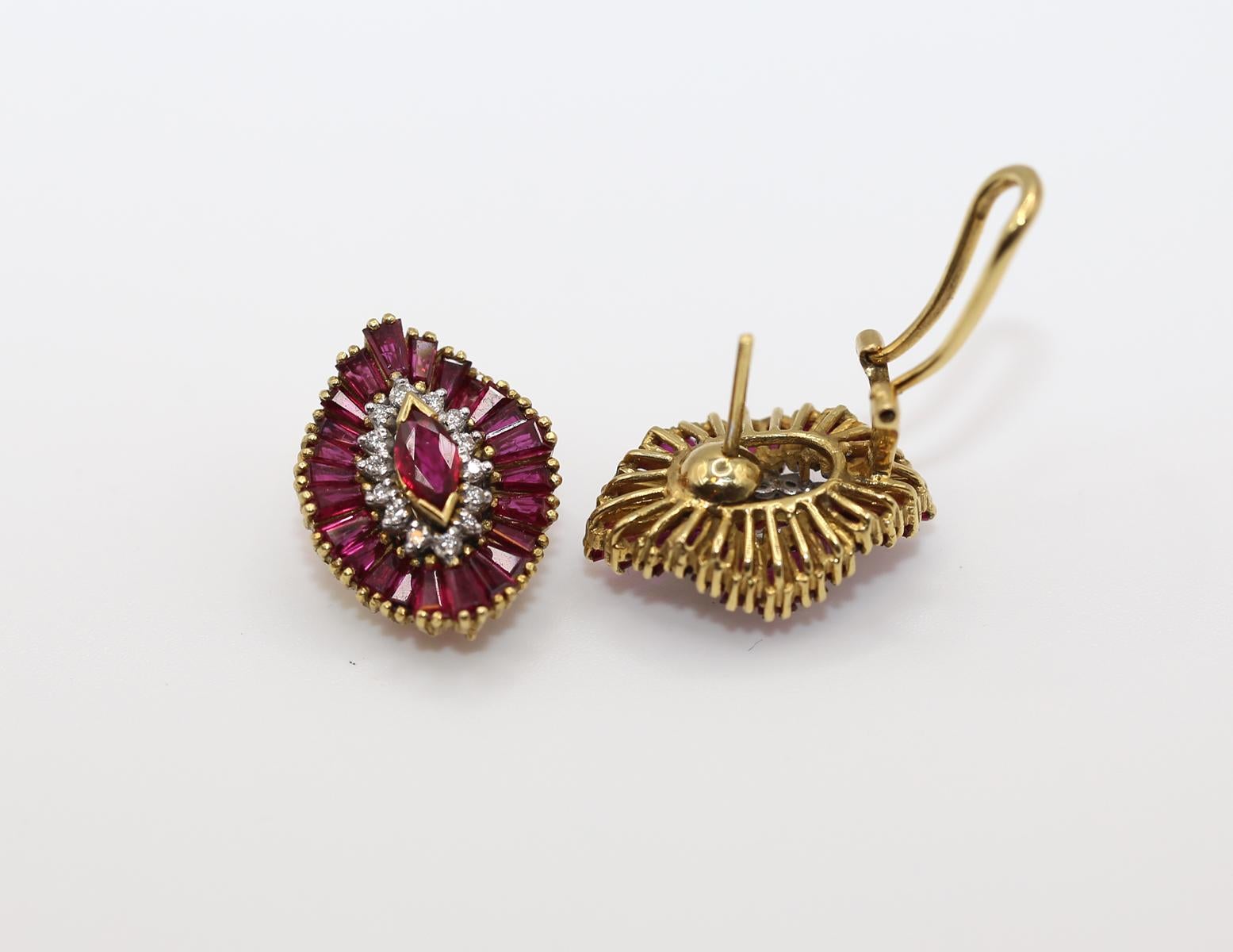 Pendientes de oro amarillo de 18 quilates con rubíes y diamantes, 1970 en venta 2