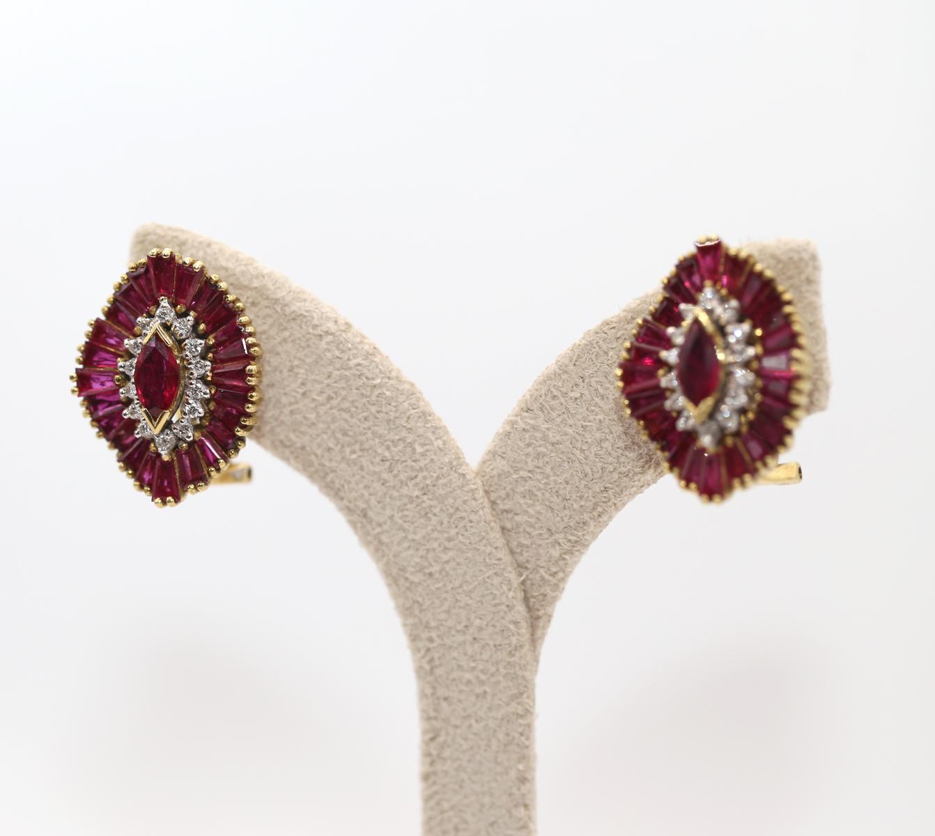 Pendientes de oro amarillo de 18 quilates con rubíes y diamantes, 1970 en venta 4