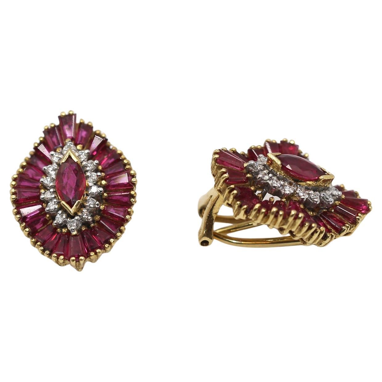 Taille baguette Boucles d'oreilles Rubis Diamants Or jaune 18K Sertissage invisible, 1970 en vente