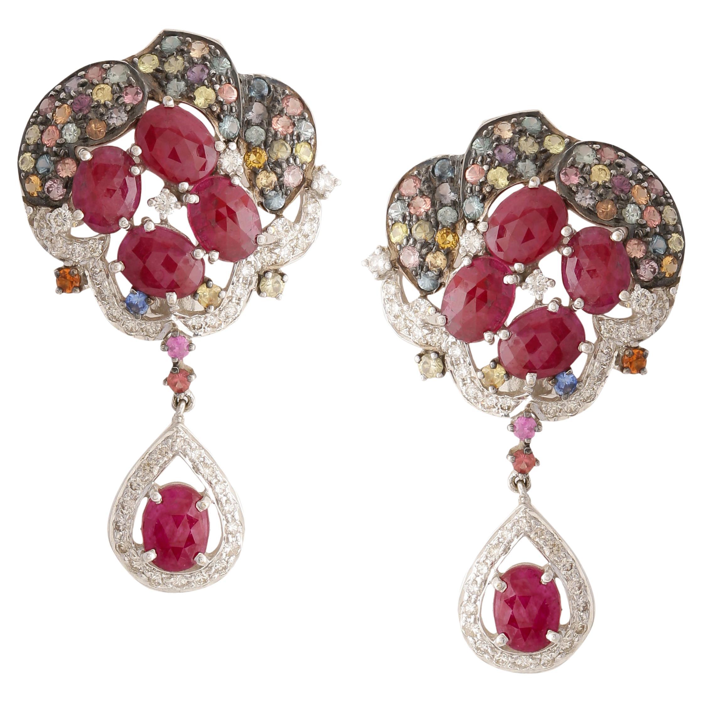 Paire de boucles d'oreilles en or 18 carats, rubis, diamants et saphirs multicolores