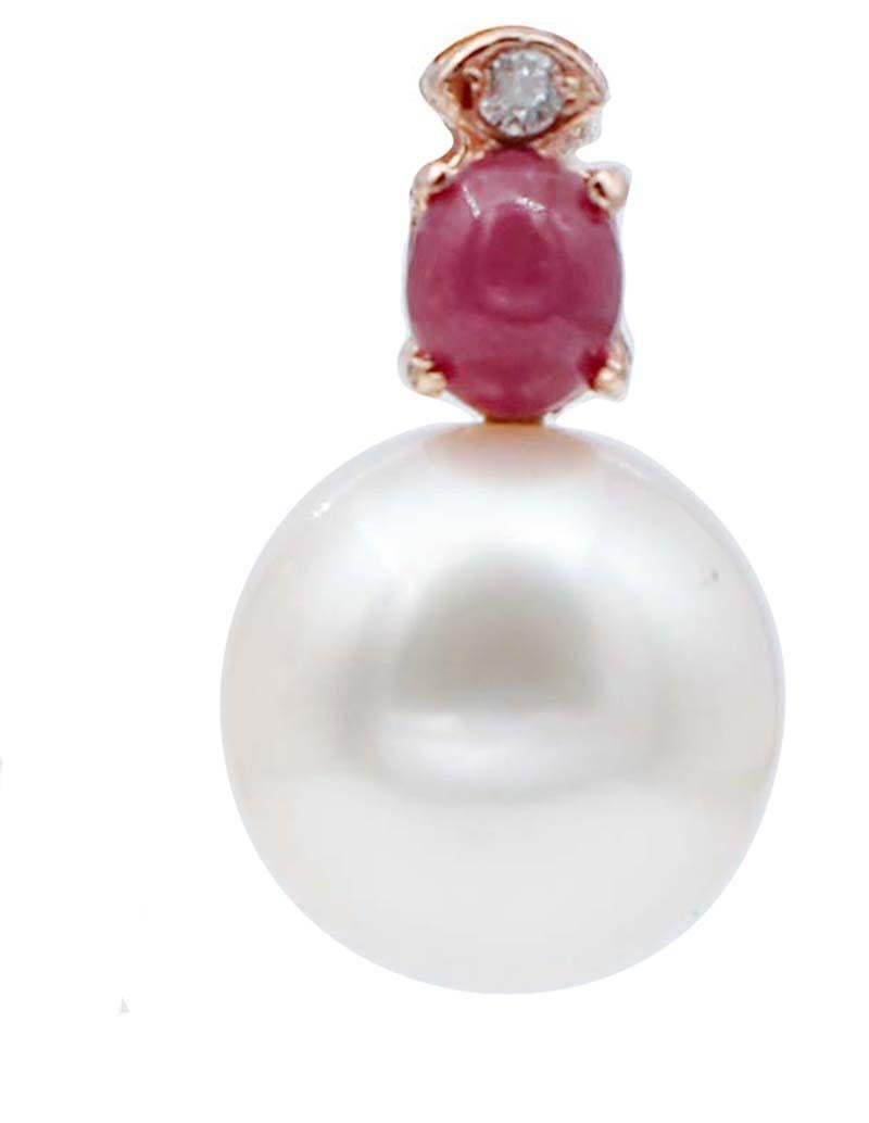 Simple stud earrings in 14 karat rose gold structure mounted with a diamond and an oval ruby in the upper part and, below, a baroque pearl.
Diamonds 0.05 ct
Rubies 1.07 ct - 5 mm x 4 mm
Pearls 3.90 gr
Total Weight 4.90 gr
RF  ++OFE

For any
