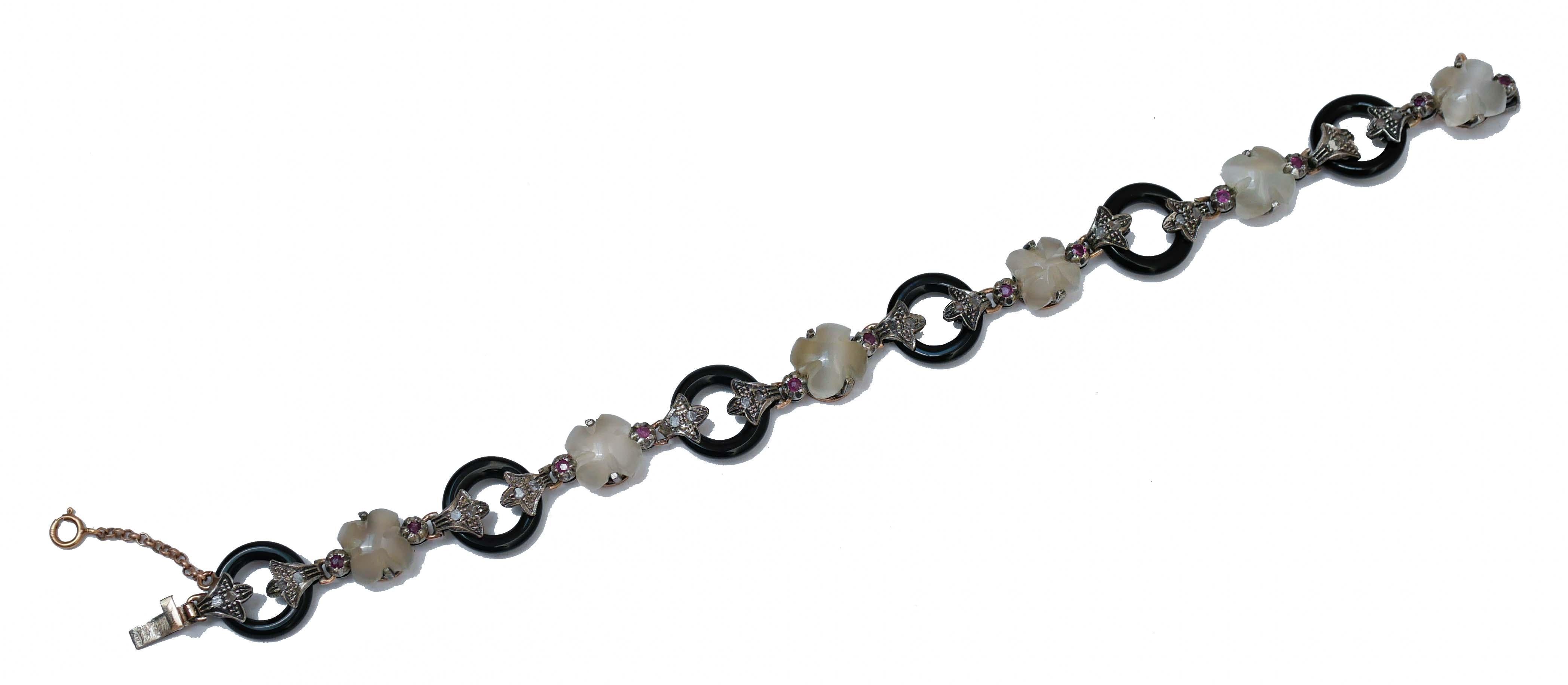 Retrò bracelet in 9 karat rose gold and silver structure mounted with diamonds, rubies and moonlights. All the sections are linked by onyx rings.
This bracelet was totally handmade by Italian master goldsmiths and it is in perfect